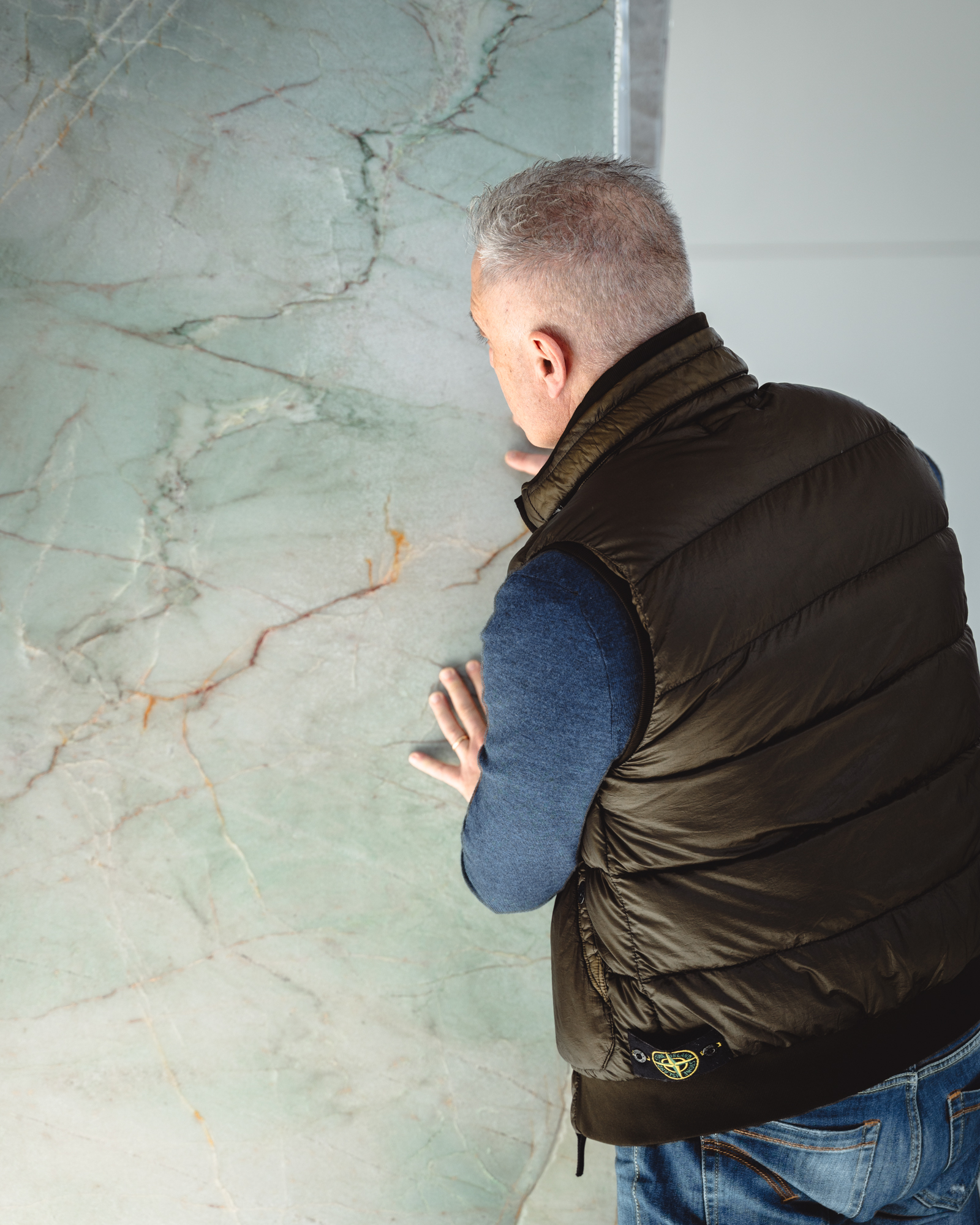 ✨ Dove la materia incontra il progetto ✨
Nel design di oggi, sono i materiali a fare davvero la differenza: definiscono stile, qualità e identità degli spazi.
In Crama Srl proponiamo marmi, pietre e superfici tecniche selezionate per offrire il giusto equilibrio tra estetica e prestazioni.
Lavoriamo al fianco di architetti e designer con un approccio concreto, supportando ogni fase progettuale per trasformare le idee in soluzioni solide, funzionali e durature.
Per chi progetta con visione, ogni dettaglio è fondamentale.
👉 cramasrl.it