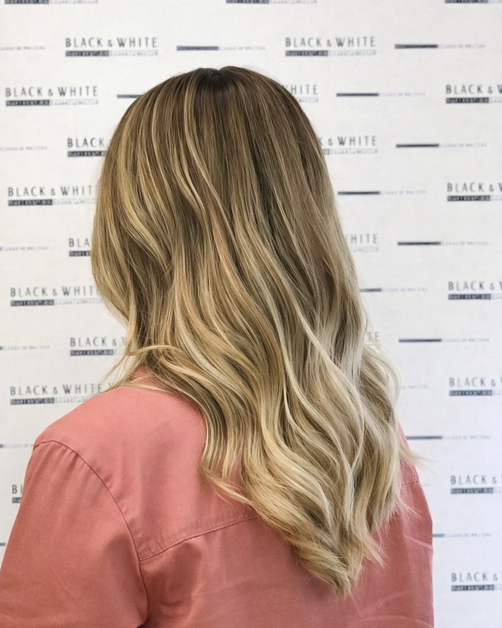 Soft Balayage. Maximum Flow 🌊
Dieser Look lebt von fliessenden Übergängen und perfekt platzierten High-lights. Kein harter Ansatz, keine Linien, nur natürliche Bewegung.
Warum Balayage so beliebt ist:
Die Technik sorgt dafür, dass dein Haar auch beim Herauswachsen soft bleibt. Weniger sichtbarer Ansatz bedeutet weniger Stress zwischen den Terminen, ideal für alle mit einem busy Lifestyle.
Die helleren Längen bringen Leichtigkeit, während der natürlichere Ansatz Tiefe gibt. So entsteht Dimension ohne Überfärbung.
Balayage Zürich?
Black & White Hairstyling.
#balayagezurich #blackandwhitezurich