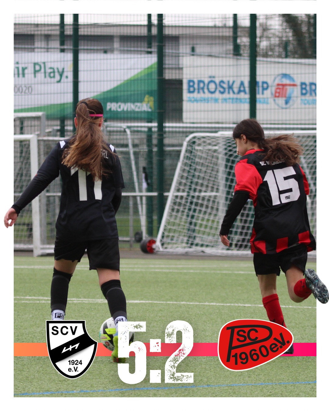 🖤🤍 C-Mädels | 5:2 gegen SC Peckeloh ⚽️
Gegen eine gemischte Mannschaft aus C- und B-Mädels (ohne Wertung) starteten wir direkt mit mehreren hochkarätigen Chancen in die Partie – doch der Ball wollte zunächst nicht ins Netz.
Und wie es im Fußball manchmal läuft: Mitten in unsere Drangphase hinein fiel plötzlich das 0:1.
Unsere Mädels blieben aber dran, erspielten sich weiter Chancen und wurden kurz vor der Halbzeit endlich belohnt. Mit viel Druck nach vorne drehten wir das Spiel noch vor der Pause auf 3:1. 💪🏻
In der zweiten Hälfte passierte zunächst wenig, bis wir nach einer Ecke wieder gefährlich wurden. Kurz darauf fiel das 4:1 nach einer weiteren Ecke.
Peckeloh kam noch einmal zum 4:2, doch unsere Mädels behielten die Kontrolle und setzten zum Abschluss den Treffer zum 5:2-Endstand.
Ein Spiel, das Geduld verlangt hat – und am Ende verdient gewonnen wurde. 🖤🤍
Jetzt geht es erstmal in die Osterpause, bevor wir wieder angreifen! 🌷⚽️
#Mädchenfußball #SCVerl #FussballVERLiebt #verlplay #SportclubVerl #SportclubVerlMädels #CMädels #Teamgeist #Spieltag #Verl