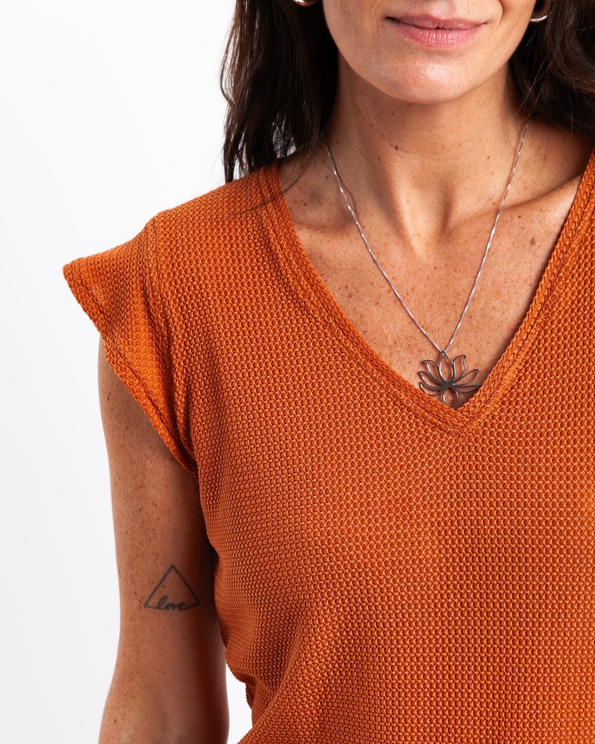 Pingente Flor de Lótus em prata com ródio negro.
Elegância discreta, para usar sempre. Um detalhe que faz diferença.
#joiasemprata #rodionegro #flordelotus #eleganciadiscreta