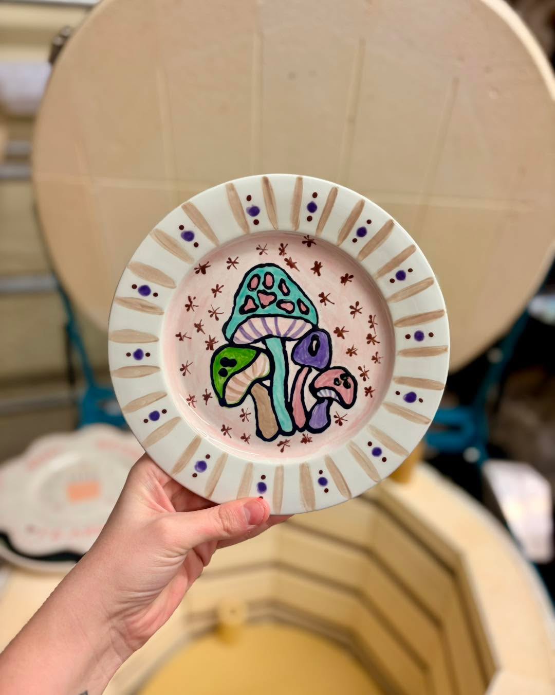 A moment for the plates please 👏🏼✨
A true pottery painting classic and forever favourite for a reason 💛
We’ve still got a few spaces left this weekend, but they’re going quickly so booking is strongly advised!
Book online to secure your table 💫
#potterypainting #thingstododevon #creativeweekend #paintyourownpottery #weekendplans