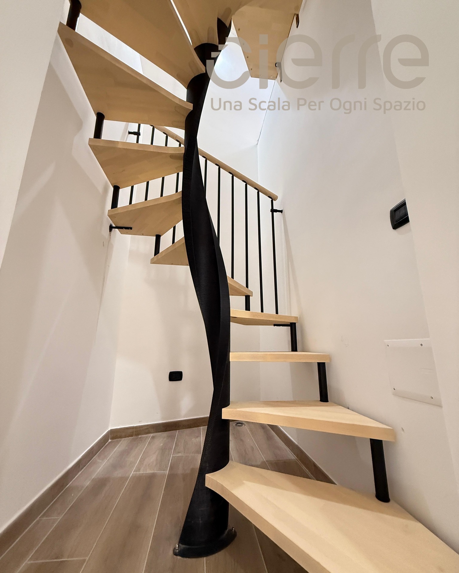 In questo interno, l’obiettivo era trasformare un collegamento verticale in un elemento scenografico. Un’elegante struttura elicoidale in nero, abbraccia i gradini in essenza di legno chiaro.
Il contrasto tra il calore naturale del legno e la modernità audace del nero crea un ritmo visivo unico. Le ringhiere minimali a tondini verticali completano l’opera con discrezione, lasciando protagonista la sinuosità della struttura.
Questo è il design Cierre Scale: soluzioni su misura che uniscono tecnica ed estetica.
Vi piace questo accostamento nero/legno? Fatecelo sapere con un commento! 👇
#CierreScale #ScaleElicoidali #DesignDInterni #ScaleInLegno #ScaleNere #ArtigianatoItaliano #HomeDecor #ModernInterior #ScaleSuMisura #ScalaChiocciola
