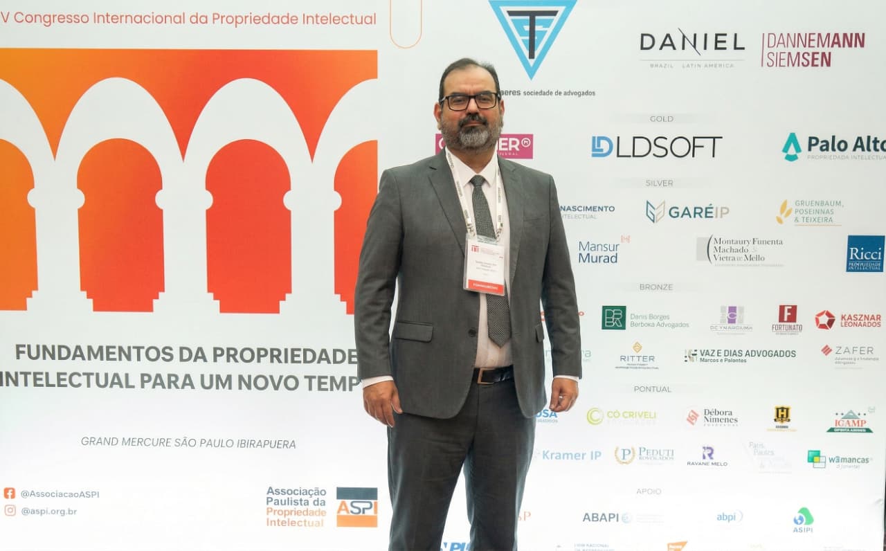 A W3Marcas participou do XXV Congresso Internacional da ASPI, realizado no Hotel Grand Mercure São Paulo Ibirapuera, nos dias 16, 17 e 18 de março de 2026, atuando como patrocinadora pontual e contando com a presença de seu diretor, Walter Everson de Andrade, na qualidade de congressista e Diretor de Integração da ASPI-CE.
O evento reuniu especialistas, profissionais, pesquisadores e representantes da área de Propriedade Intelectual, promovendo discussões relevantes sobre diversos temas sob o mote “Fundamentos da Propriedade Intelectual para um Novo Tempo”.
Foram três dias intensos de painéis, debates e networking, congregando importantes referências nacionais e internacionais da área.
Sentimo-nos extremamente honrados em integrar um congresso dessa magnitude. Os conhecimentos e insights adquiridos certamente serão refletidos na contínua melhoria da qualidade dos serviços prestados aos nossos clientes.
Desde já, aguardamos com grande expectativa a próxima edição, em 2027.