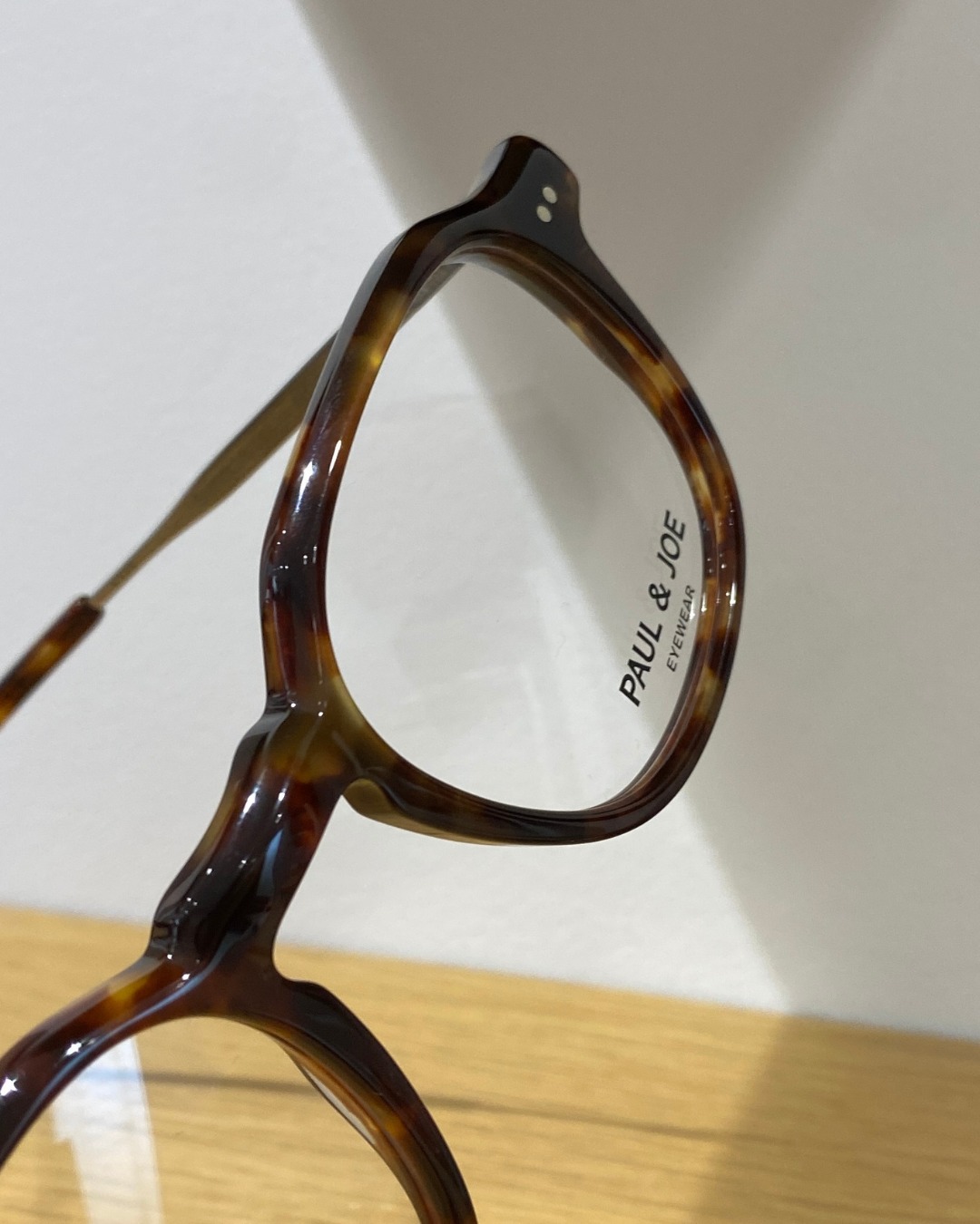PAUL & JOE, c’est l’esprit parisien, féminin, joyeux… avec ce petit twist rétro qui fait toute la différence.
Ce modèle, on l’aime pour sa forme douce mais affirmée, l’écaille lumineuse qui réchauffe le visage, le look “chic sans en faire trop”, du matin au soir.
.
📍À découvrir et essayer en boutique. .
.
.
#paulandjoe #paulandjoeyewear #fashionlovers #lunettes #eyewear #glasses #maisonletailleur #opticthery #letailleuretfils #opticienlillers #lillers #bethune #bethunebruay #hautsdefrance
.
www.maisonletailleur.fr