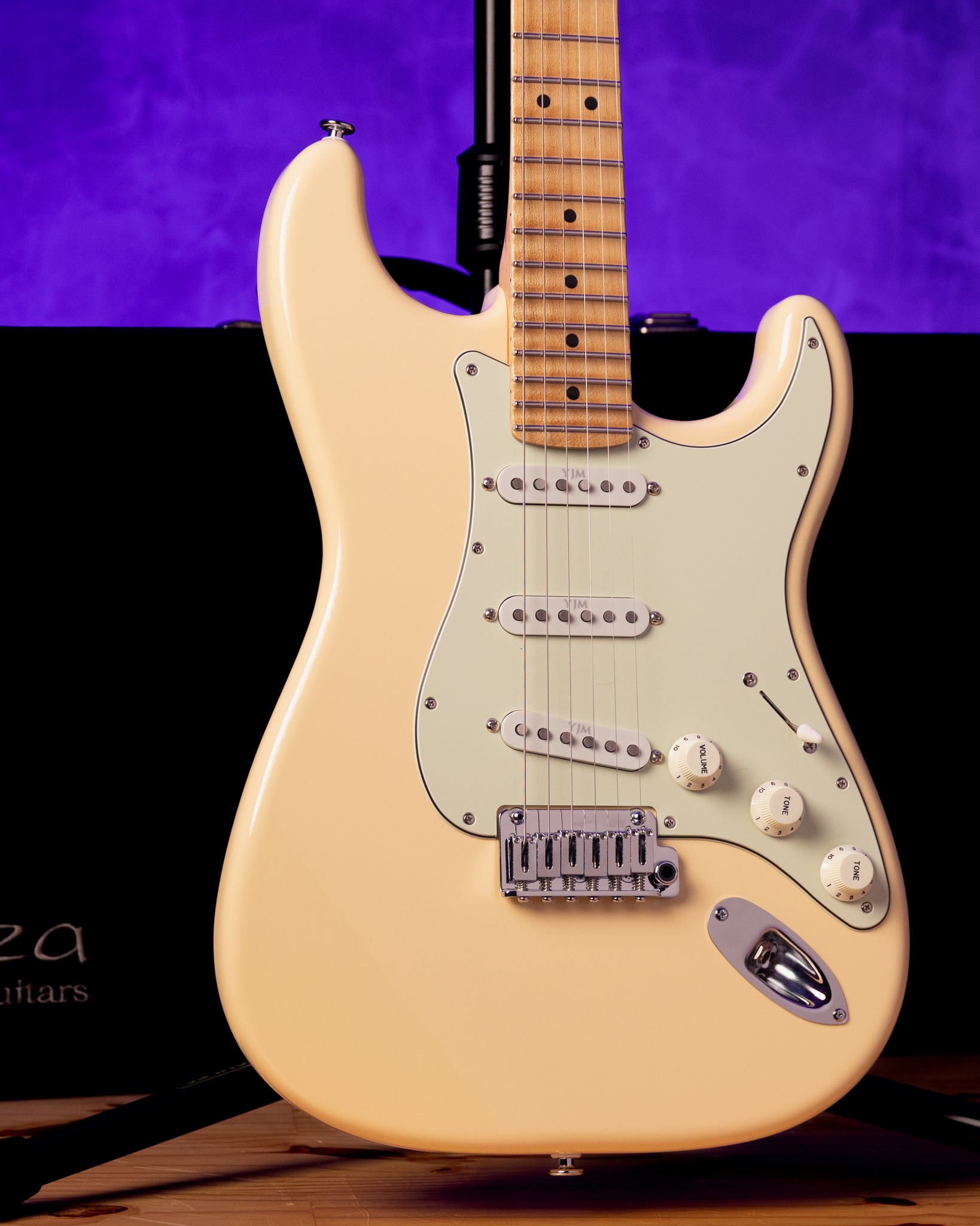 Fazia tempo que uma Legend S assim não aparecia por aqui.
Essa guitarra nasceu de uma encomenda, com escolhas bem específicas do cliente para chegar exatamente na experiência que ele buscava.
Na construção, corpo em freijó com braço e escala em maple formam um conjunto estável, confortável e muito consistente na mão.
Na escala, o escalopado de 1,2 mm muda a forma de tocar. Menos contato com a madeira, mais controle na pressão e mais liberdade para técnicas como bends e vibratos.
Somado a isso, os trastes em inox Jescar garantem uma tocabilidade macia, precisa e durável.
Na parte de hardware, a estabilidade de afinação é ponto chave. Ponte Gotoh 510, nut de latão e tarraxas Gotoh com trava trabalham juntos para manter tudo no lugar.
Nos captadores, o set Seymour Duncan Fury YJM entrega timbres quentes, definidos e com muita resposta na dinâmica da mão.
Uma guitarra pensada para quem realmente usa o instrumento.
Agora é a sua vez.
Fale com a equipe da Carrozza e comece a projetar a sua Legend S do jeito que você quer.
#guitarrahandmade #gotoh #guitarradeluthier #brazilianguitar #seymourduncan