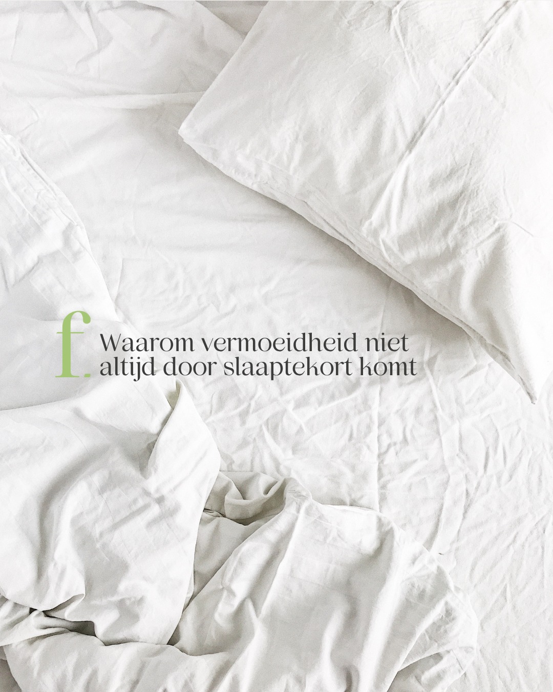 “Ik slaap echt genoeg… maar ik blijf moe.” 😴
Een zin die ik vaak hoor en vaak denken mensen dan meteen dat ze gewoon nóg meer moeten slapen. Maar zo simpel is het meestal niet.
Vermoeidheid heeft namelijk lang niet altijd alleen met slaap te maken. Ik zie vaak dat er andere dingen meespelen, zoals langdurige stress, een bloedsuikerspiegel die veel schommelt, tekorten aan bepaalde voedingsstoffen of een lichaam dat eigenlijk te weinig herstelmomenten krijgt. 😫
Je kunt dus prima zeven of acht uur slapen, maar als je lichaam overdag constant “aan” staat, komt het alsnog niet echt tot rust. Vermoeidheid is vaak geen probleem op zichzelf, het is je lichaam dat probeert te vertellen dat ergens de balans zoek is.
En precies daar kunnen we samen naar kijken!