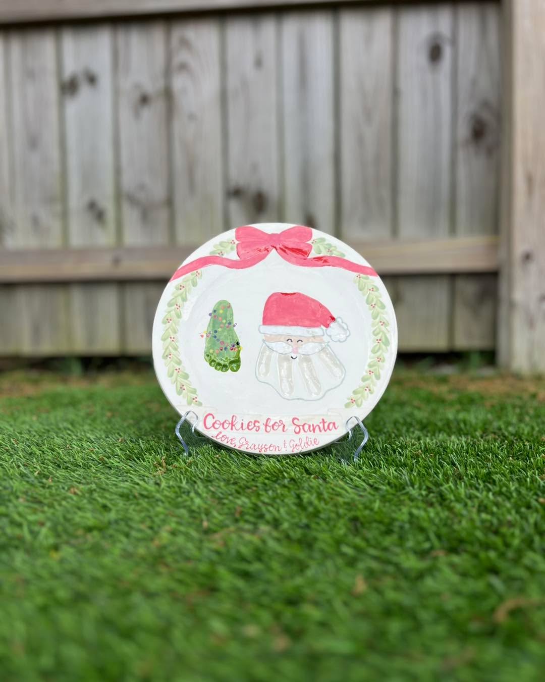 Christmas plates are something that we make all year long- swipe to see a few siblings who have come through the studio to create theirs for the upcoming holiday season!
Book an appointment through the link in our bio!