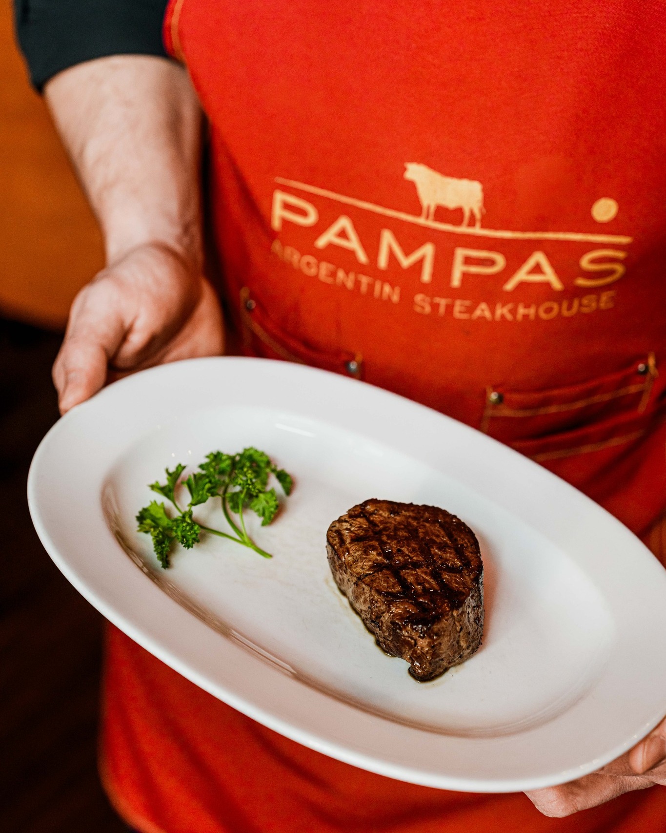 Bélszín – Amikor az alapanyag a lényeg! 🥩
A bélszín a marha egyik legnemesebb része, rendkívül omlós, finom rostozatú hús, amelyet nem kell túlbonyolítani – a jó bélszín titka a minőségi alapanyag és a megfelelő elkészítés. 😊 Forró serpenyőben kérget kap, majd pihentetve marad szaftos és puha a közepe. 🍳
Só, bors, egy kis vaj, esetleg friss fűszerek – sokszor ennyi is elég ahhoz, hogy egy igazán különleges húsétel kerüljön a tányérra.🧂🧈 A bélszínnél az egyszerűség és az alapanyag minősége számít igazán. Egy jó bélszín nem csak egy étel, hanem egy élmény. 🙏
📍 1053 Budapest, Vámház Krt 6.
🕒 Hétfő–Vasárnap: 12:00-23:00
☎️ +36 (1) 411 1750
📧 info@steak.hu
👉 https://www.steak.hu/
#pampasbudapest #steakhouse