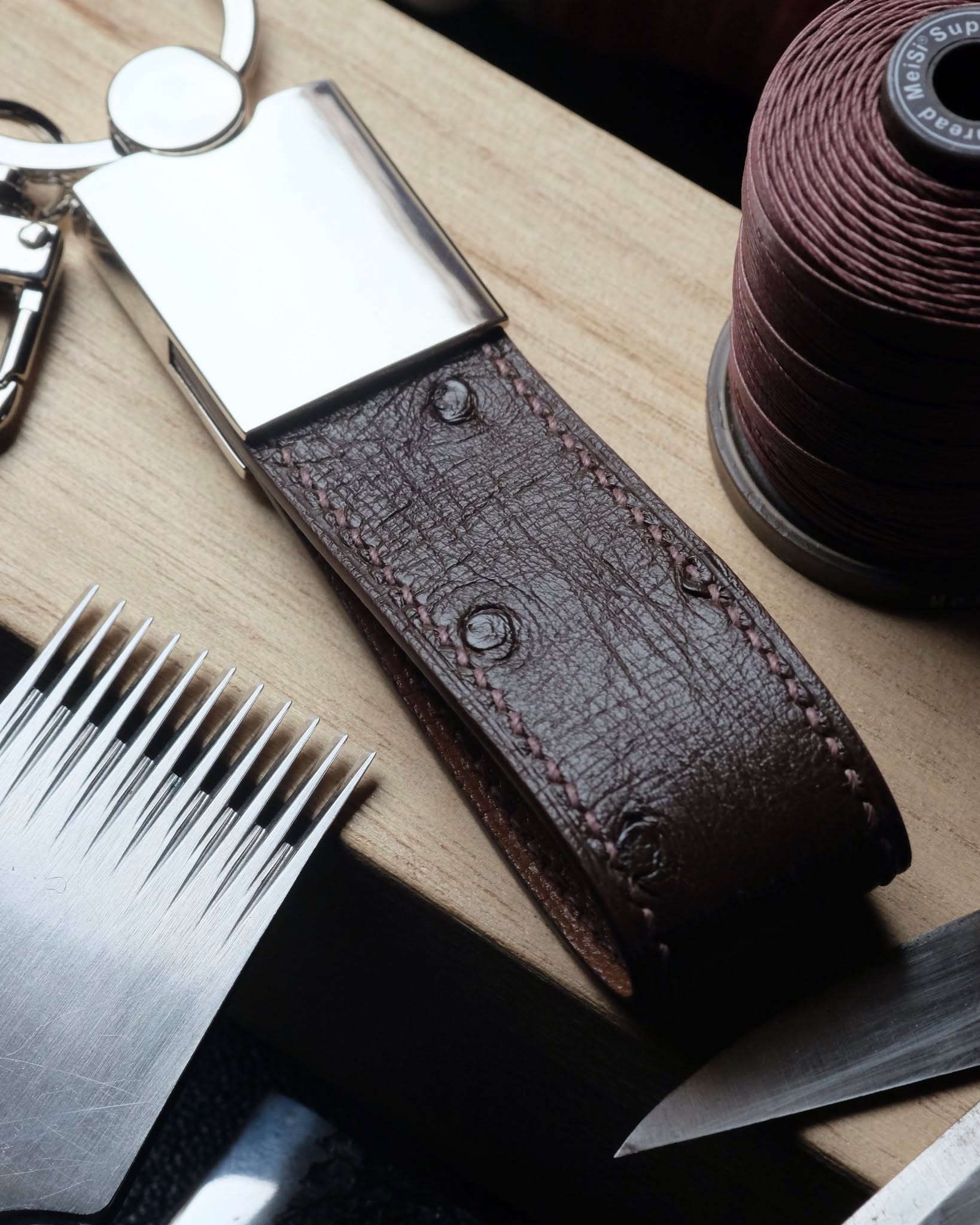 🇧🇪🖐🏻 Bespoke Key Ring
•
Porte-clés entièrement fait main et cousu main en cuir d’autruche chocolat, doublure en cuir de chèvre gold, fil de lin chocolat, peinture des bords dark brown et option mousqueton.
•
#atelierdecoster #decoster #artisan #handmade #handstiched #handmadeinbelgium #madeinbelgium
•
#handmadekeyring #bespokekeyring #customkeyring #handmadeleatherkeyring
•
#ostrichleather #ostrichleatherkeyring #ostrichkeyring