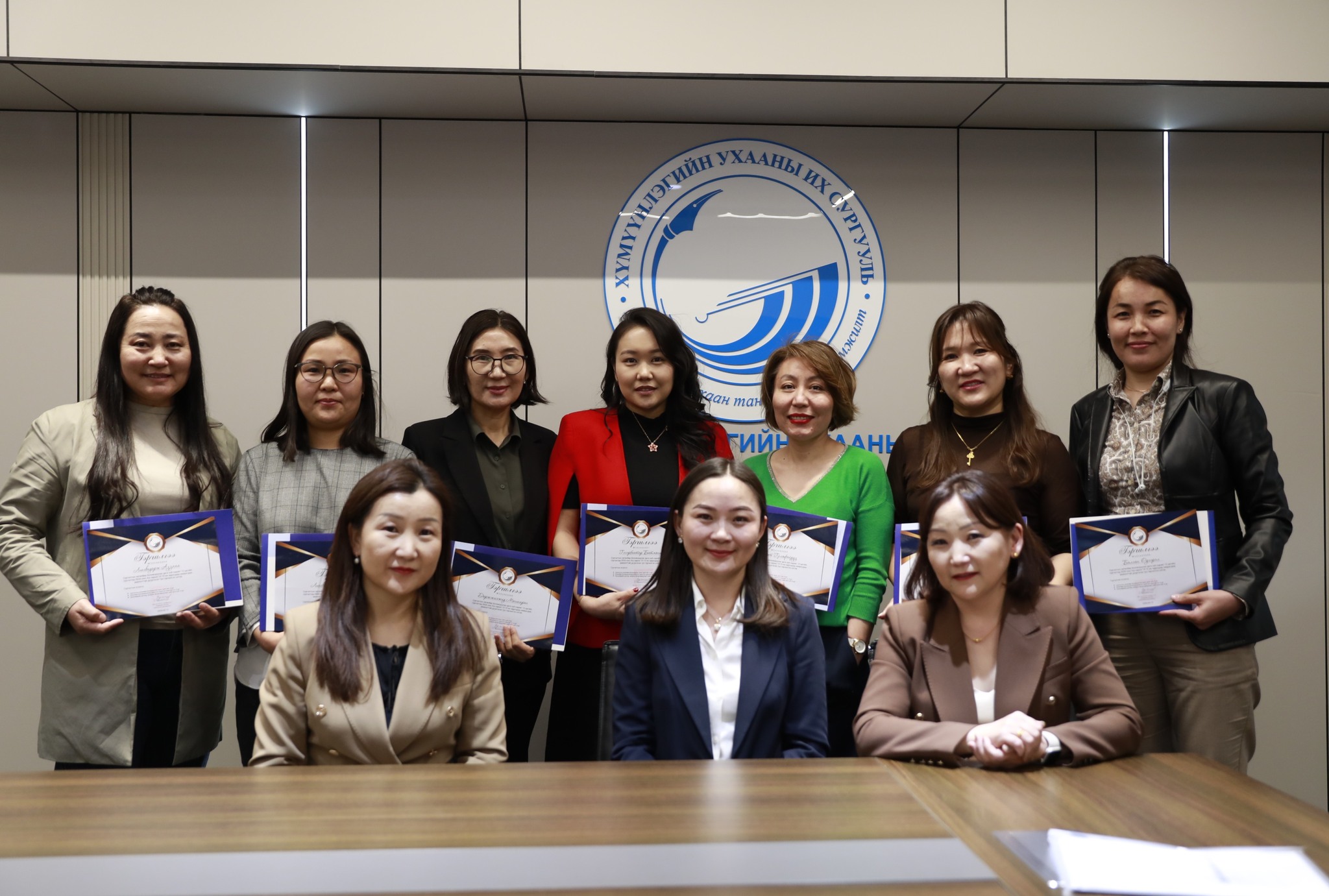 Сургалтын хөтөлбөр боловсруулах арга зүй сэдэвт зэргийн бус сургалт боллоо.
Хүмүүнлэгийн ухааны их сургуулийн Боловсрол судлалын тэнхимээс их, дээд сургуулийн багш нарт зориулсан “Сургалтын хөтөлбөр боловсруулах арга зүй” сэдэвт зэргийн бус сургалтыг 4-р сарын 13-15 ны өдрүүдэд зохион байгууллаа.
Тус сургалт нь дээд боловсролын сургалтын хөтөлбөр боловсруулах онол, аргазүй; дижитал хэрэгслийг хөтөлбөр боловсруулахад ашиглах нь; хөтөлбөрийн дотоод чанарын баталгаажуулалт хийх арга зүй гэсэн агуулгаас бүрдсэн бөгөөд практикт суурилсан аргазүйд үндэслэн явагдлаа.
Сургалтыг ХИС-ийн Академик чиглэл хариуцсан дэд захирал, доктор, профессор С.Эрдэнэтуул, Боловсрол судлалын тэнхимийн эрхлэгч, доктор, дэд профессор Н.Оюунцэцэг, Чанарын баталгаажуулалтын албаны дарга, доктор О.Нарантуяа нар удирдан явууллаа.
Сургалтад хамрагдсан багш нарт ХИС-ийн зэргийн бус сургалтын гэрчилгээ гардуулах үйл ажиллагаа 4-р сарын 15 ны өдөр боллоо.
#ХүмүүнлэгийнУхааныИхСургууль #HumanitiesUniversity #хис #Сургалт #Боловсрол