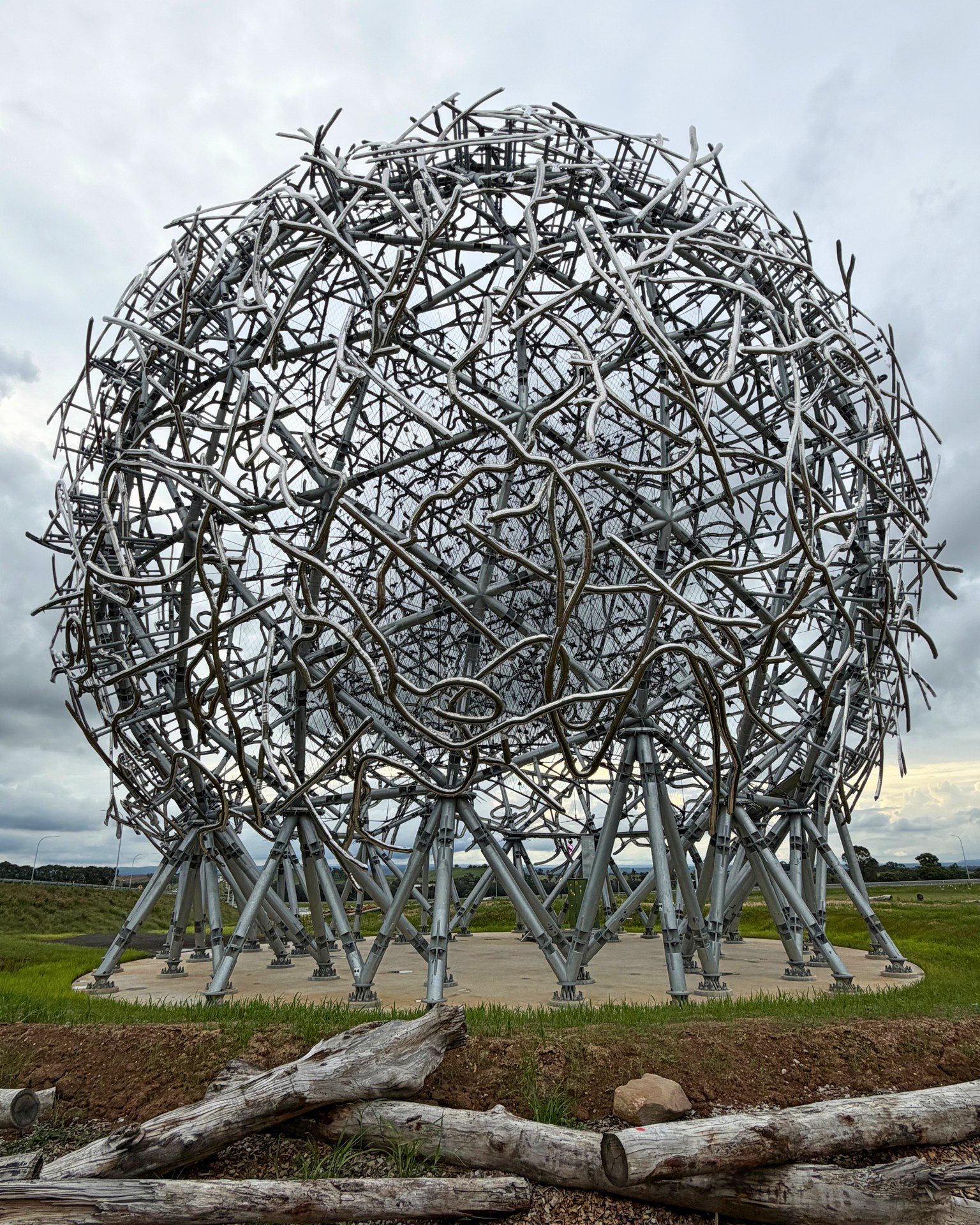 Standing proudly at the interchange of the newly opened Warami Drive / M12 Motorway, is a striking piece of architecture, and a powerful Welcome to Country, The Great Emu in the Sky. Soaring 30 metres high, it is a sculpture sharing the Dharug story of the Great Emu constellation, of how Mariong, the Emu and Mother Spirit, became the Milky Way.
Read more on our website: The Great Emu in the Sky – A Welcome to Country
@nswgov @destination_nsw @visitnsw @tourismnsw @wstourismtaskforcensw @transportfornsw @balarinji @wsiairport @daniellemateartist @dannyeastwood81 @eastwood9374 @jasmine_seymour_gudyung @mulgo_watson
#thewestjournal #travel #food #culture #whatareyoudoingthisweekend #west #westernsydney #thegreatemuinthesky #M12 #transportfornsw #balarinji