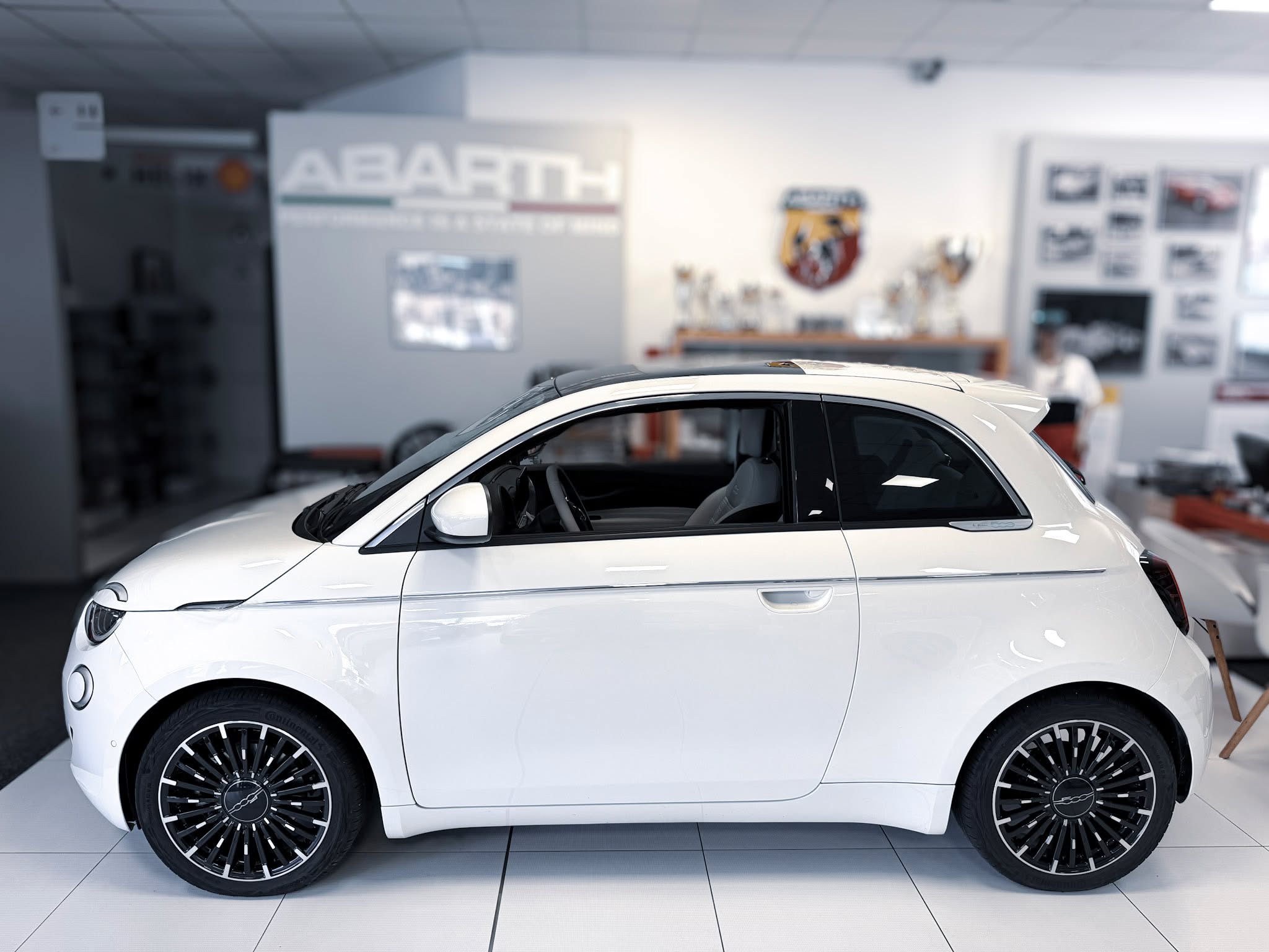 Talianska ikona v tej najčistejšej podobe! 🤍 Dokonalý mestský štýl, elegancia a radosť z jazdy v jednom balení. Príďte si ho pozrieť naživo! 👀
📍 Autosport Szilágyi
#AutosportSzilagyi #Fiat500 #LaDolceVita #NoveAuto #Showroom