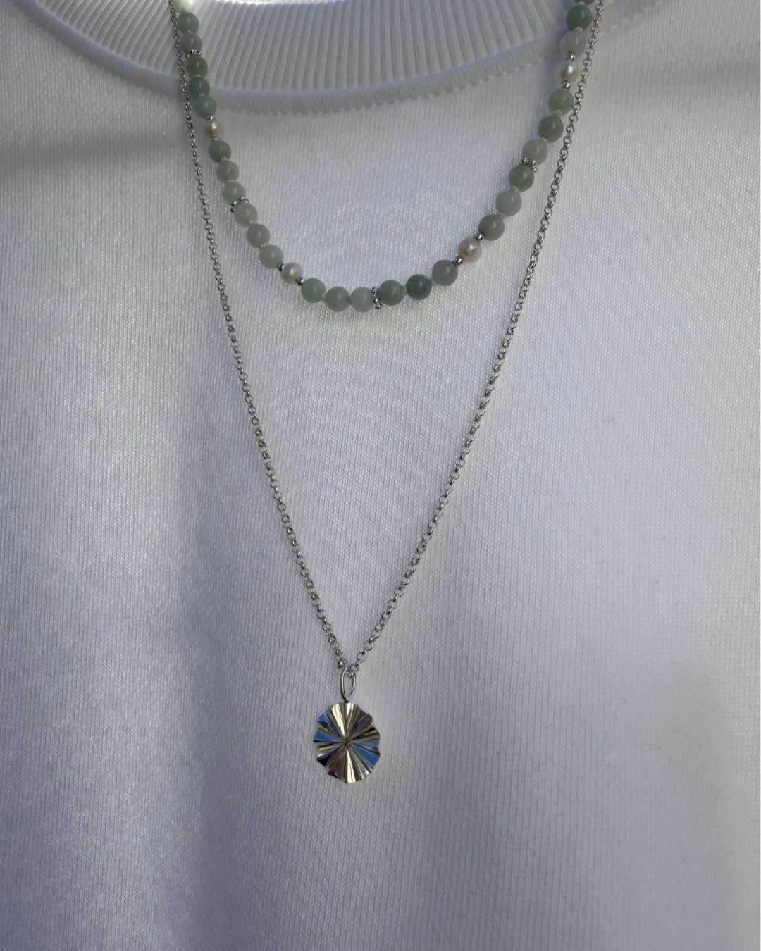 steinhalsketten mit jade, mondstein und perle🌛
unsere frühlingszeit-kollektion💐
#fairbunden #steinanstein #madeinbern #holligenbern #bern #steinarmband #armband #schmucknachwunsch #messingvergoldet #925silber #silberschmuck925 #steinschmuck