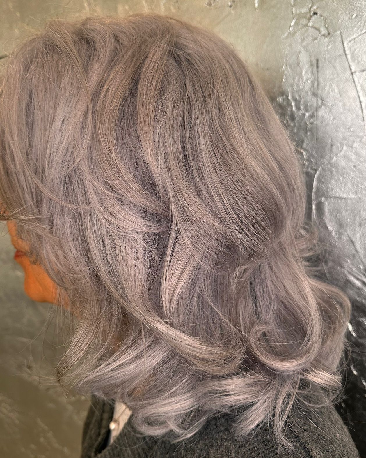 Grey, but make it intentional.
Grey Blending ist kein „Abdecken“, sondern ein Upgrade.
Hier werden graue Strähnen bewusst ins Gesamtbild integriert, statt sie zu verstecken.
💡 Was das bringt:
Durch Techniken wie feine Strähnen oder Balayage entsteht ein weicher Übergang zwischen Naturhaar und Farbe. Kein harter Ansatz, kein ständiges Nachfärben, dafür ein Look, der mit dir mitwächst.
Das Ergebnis:
modern, gepflegt, low maintenance.
Grey is not the problem.
Bad colour is.
📍Black & White Hairstyling Zürich
💻 Termine online buchen
#greyblending #balayagezurich