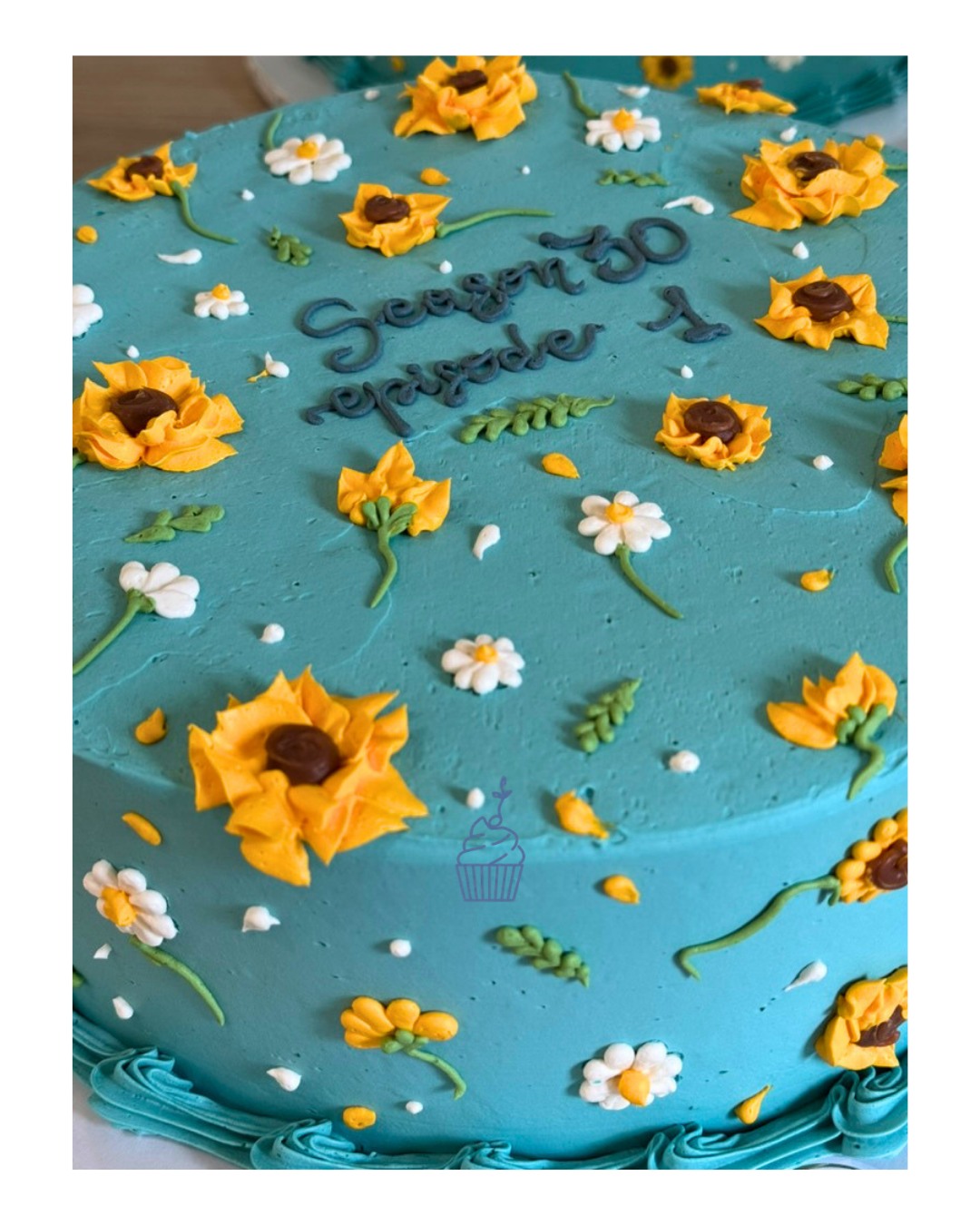 Girasoli e turchese 🌻💙
L'apparenza inganna, e questa volta ha un cuore Red Velvet!
Sotto un fondo turchese ed una cascata di girasoli, si cela il morbido pan di Spagna rosso con la classica crema al mascarpone.
Non lasciatevi ingannare! Mai giudicare il libro dalla copertina.. o la torta dalla decorazione! 😅
Noi vi aspettiamo!
•
•
🧁Pasticciando - La Nota Dolce
📍via Nazionale, 67 - Matera
📞tel: 3889931552
Ordina la tua torta online!
📲ᴡᴡᴡ.ᴘᴀꜱᴛɪᴄᴄɪᴀɴᴅᴏᴍᴀᴛᴇʀᴀ.ɪᴛ
#cakedesign #cake #matera #pasticciando #lanotadolce #lactosefree #girasoli