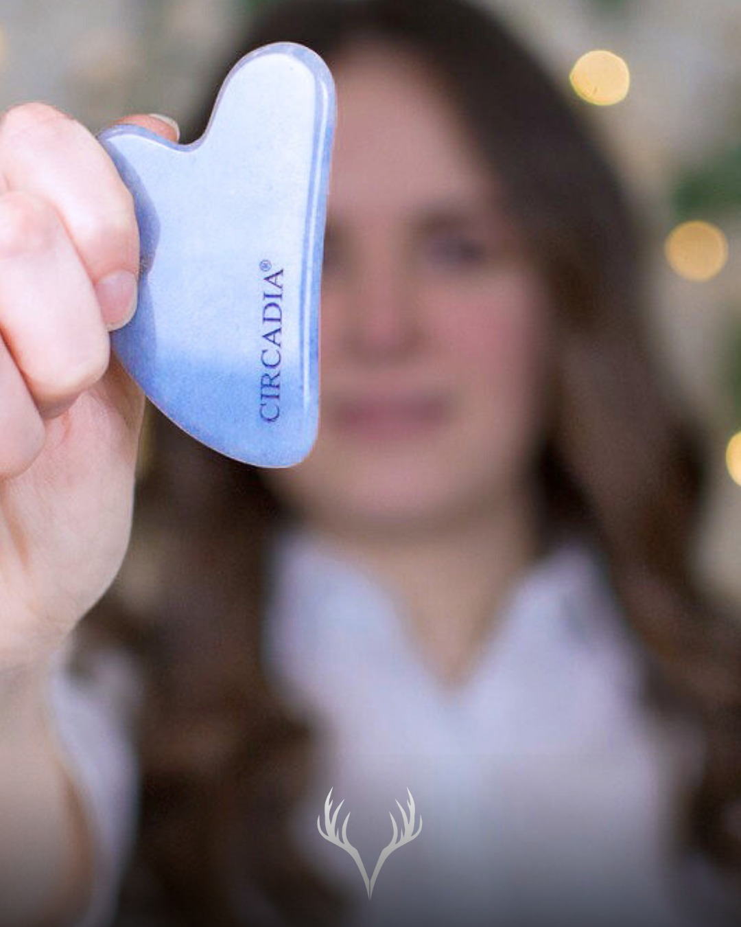 Skincare trifft auf Technik ✨
Unser Circadia Gua Sha Stein ist mehr als nur ein Trend – richtig angewendet wird er zu einem effektiven Tool für straffere, durchblutete und entspannte Haut 💆🏼♀️
Durch die gezielten, sanften Bewegungen entlang der Gesichtskonturen wird die Lymphdrainage angeregt, Spannungen können gelöst werden und die Haut wirkt sichtbar frischer 🤍
💡 Was du damit erreichst:
– definiertere Gesichtszüge
– weniger Schwellungen (z. B. morgens)
– verbesserte Durchblutung
– optimale Aufnahme deiner Wirkstoffe
Gerade in Kombination mit hochwertigen Seren oder Ölen wird deine Heimpflege plötzlich deutlich effektiver.
✨ Unser Tipp:
Regelmäßigkeit macht hier den Unterschied – schon wenige Minuten täglich können dein Hautbild nachhaltig unterstützen.
Ein simples Tool – mit überraschend großer Wirkung.
🛍️ Erhältlich bei uns im Studio & in unserem Onlineshop
#guasha #circadia #facialmassage #lymphdrainage #skincaretools #hautpflege #glowingskin #antiaging #skincareroutine #beautybaden #badenbeiwien #kosmetikstudio #beautybarbaden #selfcare #hautgesundheit #beautytools