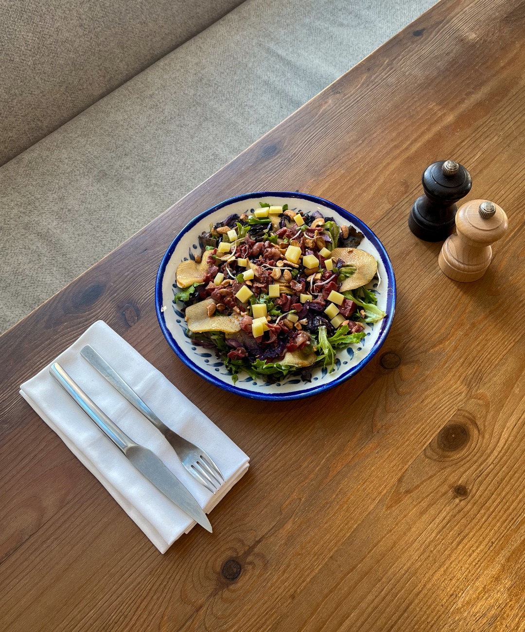 Le printemps se déguste aussi en fraîcheur au restaurant Le Saint Jean 🌿✨
Laissez-vous tenter par notre salade gourmande : gésiers de canard, choux rouge rôti au sésame, noix de cajou croquantes, pickles de pommes, comté et une délicate réduction porto-miel… Une assiette riche en textures et en saveurs 🍽️
Imaginée et préparée avec soin par notre équipe, cette création met en lumière le plaisir du partage et l’équilibre des goûts.
À découvrir dès maintenant au restaurant Le Saint Jean 😋
#Bordeaux #CuisineDeSaison #FoodLovers #LeSaintJean