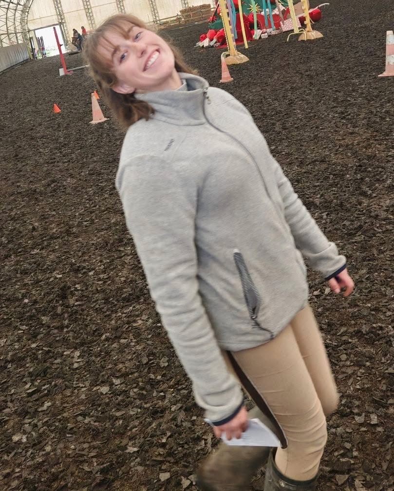 Ça y est .. on y est ..
C'EST LE GRAND JOUR pour notre super extra Lxsly Moreau
Notre Élève monitrice passe son examen FINAL aujourd'hui...
Stress.. pression.. insomnie... Les fortes émotions se mélangent.
Alors je vous demande un MAX de commentaires.. de soutien pour elle !!!
Elle sait qu'on est derrière elle et qu'on la soutient MAIS il en faut encore plus +++++
Elle aura le plaisir de vous lire pendant cette journée.. entrecoupée d'épreuves.
Lesly, ça y est ! Tu y es !!!
mais à nos yeux, tu as déjà tout d’une vraie professionnelle.
Depuis juin 2025, tu t’es investie avec sérieux, passion et une générosité à LES CRINS DE DERCE poney club .
Tu as su accompagner chaque cavalier, du plus petit au plus grand, avec justesse, patience et bienveillance. Tu as été bien plus qu’une élève monitrice : tu as été une présence rassurante, inspirante et profondément humaine.
Ta compétence, ton sens du cheval et ton engagement ne laissent aucun doute sur la suite : tu es prête.
Alors aujourd’hui, fais-toi confiance, respire, et montre simplement qui tu es… c’est déjà largement suffisant.
Nous sommes fiers de toi 🤍
Et quoi qu’il arrive, pour nous, tu as déjà réussi.💪