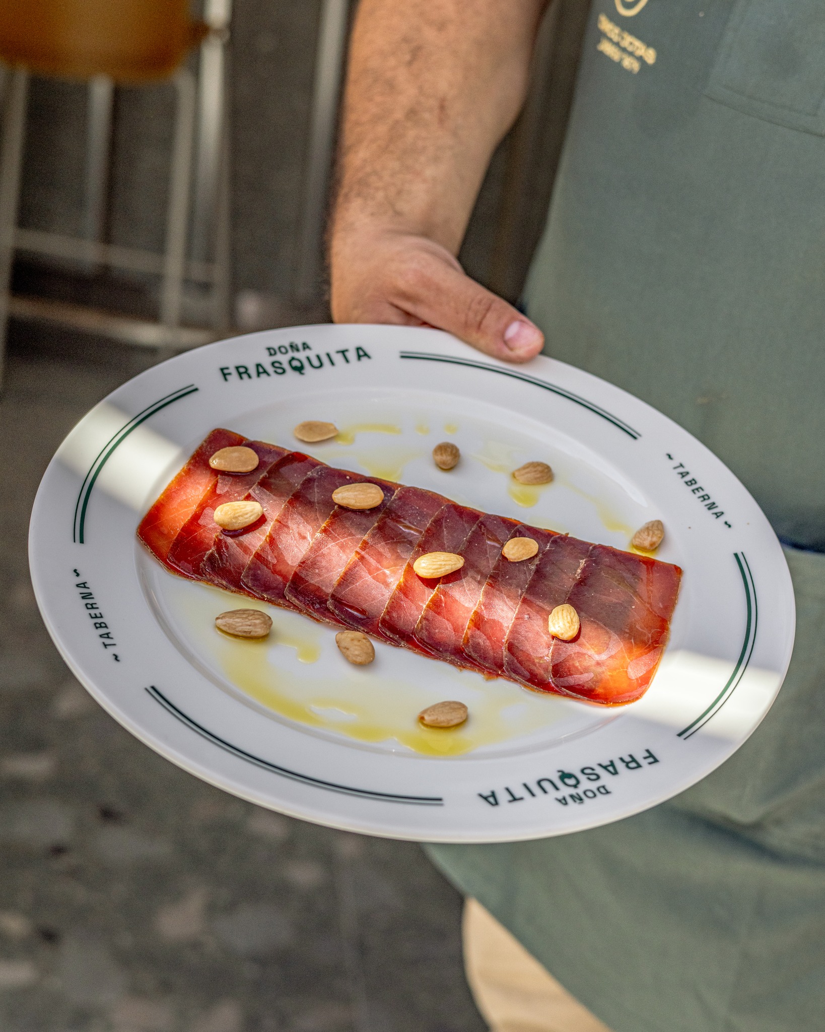 La 𝗠𝗼𝗷𝗮𝗺𝗮 es de esos sabores que hablan del mar y del tiempo.
Curada con paciencia, intensa y elegante, se disfruta mejor en lonchas finas y acompañada de un buen vino.
📍José López Rodríguez N7
#taberna #sanfernando #doñafrasquita #cocina #restaurante