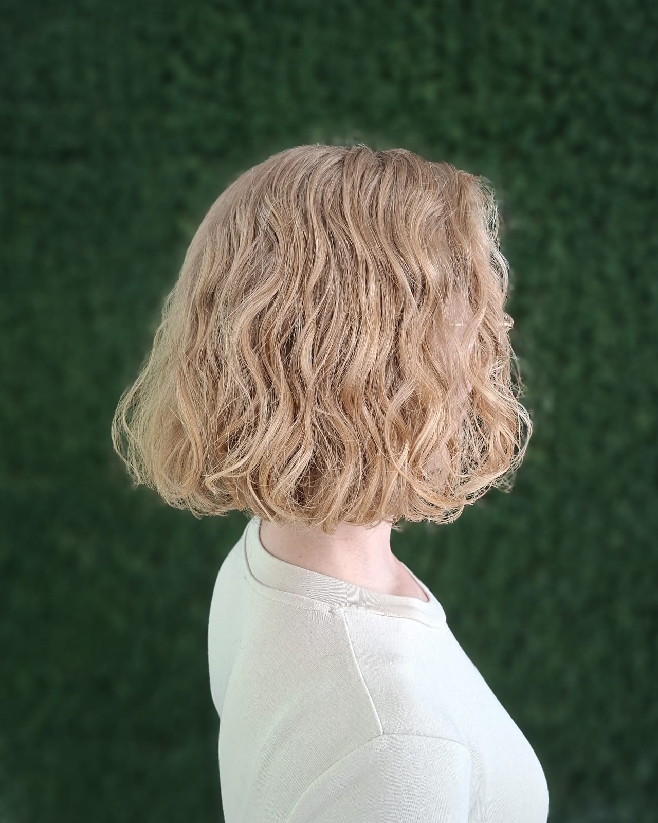Less length. More impact.
Von lang und schwer zu leicht, struktu-riert und modern.
Dieser Cut von Lara zeigt, wie viel ein guter Schnitt verändern kann, ohne Farbe, ohne Drama.
💡 Was hier passiert ist:
Durch das Entfernen von Gewicht und gezielte Textur bekommt das Haar wieder Bewegung. Gerade bei feiner oder „müder“ Länge wirkt ein kürzerer Schnitt oft voller und lebendiger.
Weniger Haare. Mehr Style.
Du überlegst zu schneiden, traust dich aber noch nicht?
Let’s talk! Wir zeigen dir, was wirklich zu dir passt.
📍Black & White Hairstyling Zürich
💻 Termine easy online buchen
#blackandwhitezurich