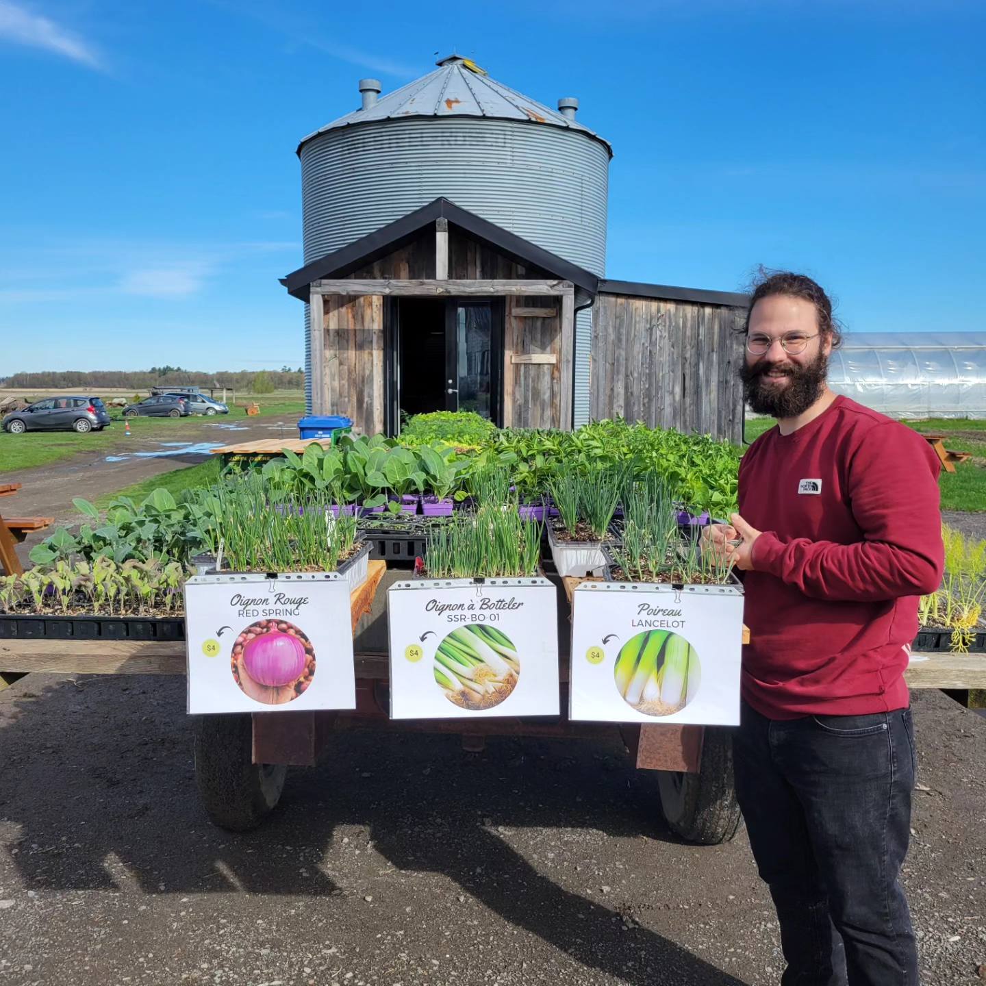 Dans 1 mois… ça commence pour vrai 😍🌱
Le 8 mai dès 10 h, on ouvre officiellement la saison avec notre vente de plants 2026 !
Prépare ton jardin, parce que cette année, on t’a sorti le gros kit 👇
🌱 des semences du Jardin de l’Écoumène
🧑🌾 des outils pour t’équiper comme un pro
🌿 terre, compost et fumier prêts à partir
🍓 encore PLUS de variétés : fruits, légumes, fines herbes et fleurs
👉 Viens te remplir les bras, jaser avec nous et repartir prêt(e) pour TA saison de jardinage
📖 Tu peux tout voir ici :
https://www.fermeentrecieletterre.com/post/catalogue-vente-de-plants-2026
⏰ La vente se fera tous les vendredis, samedis et dimanches de 10h à 17h.
Jusqu'au 14 juin ou jusqu'au dernier plant ;)
