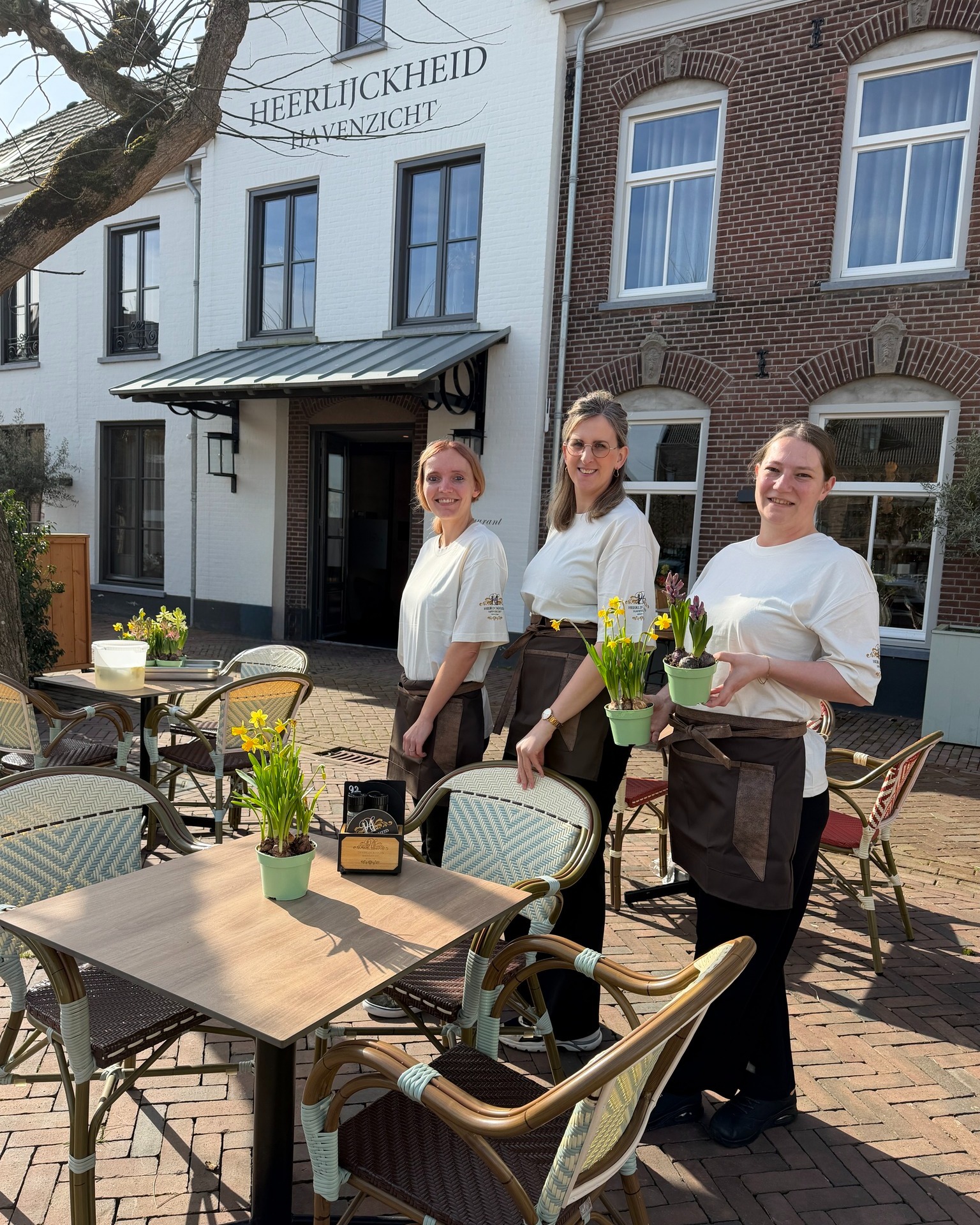 Voor Heerlijkheid Havenzicht mochten we deze mooie set verzorgen 🤎
De keuze viel op UM loose fit T shirts in de kleur birch, een zachte zandkleur, gecombineerd met korte schorten in chocoladebruin met twee zakken vooraan.
De bedrukking op de mouw zorgt voor een subtiel en stijlvol detail.
Ook de leren sloven zijn door ons geleverd, waardoor het totaalplaatje helemaal klopt.
Mooi om voor Heerlijkheid Havenzicht mee te mogen denken over een uitstraling die past bij de sfeer van de zaak ✨
#inbeeldreclame #heerlijkheidhavenzicht #bedrijfskleding #bedrukken #schorten #horecakleding #werkkleding #logometimpact