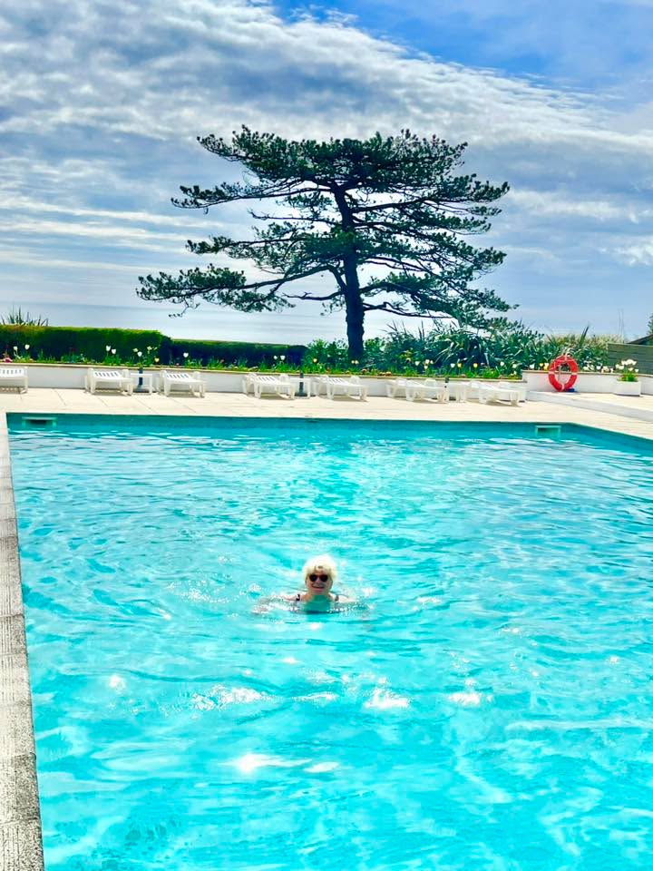 31.5c in the pool across the drive from our home. Gill’s 1st in. 🤩🏊♀️😍☀️