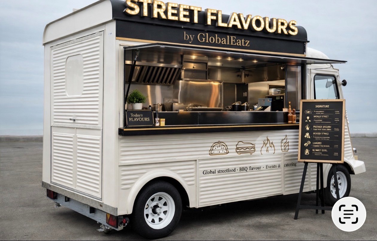 GlobalEatz komt naar Vorkje Prikken!
Laat je tijdens Vorkje Prikken in Ede en Oosterbeek meenemen op een culinaire reis naar de Cariben en Suriname met GlobalEatz. Deze foodtruck staat bekend om zijn krachtige smaken, verse bereiding en een moderne twist op authentieke streetfood.
Van heerlijke Surinaamse roti en jerk chicken tot loaded fries en smaakvolle Caribische bowls – bij GlobalEatz proef je gerechten die barsten van karakter en beleving.
Met jarenlange ervaring in koken en gastvrijheid weten zij precies hoe ze bezoekers laten genieten van pure smaken én een goede sfeer.
Ben je klaar voor iets anders dan standaard? Dan is GlobalEatz absoluut een stop die je niet wilt missen tijdens Vorkje Prikken.