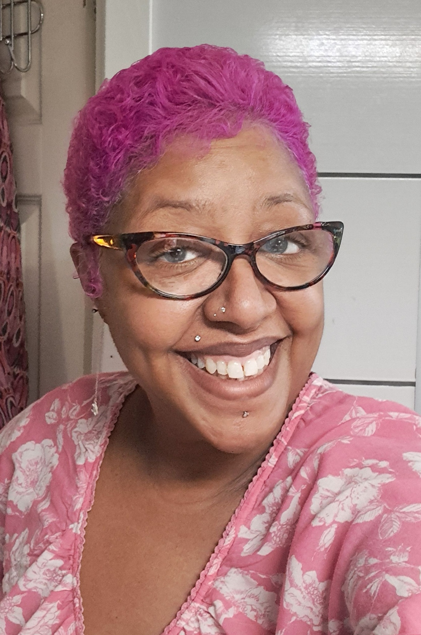 Hello World!!
It's been taking considerably longer to bounce back after a tour. It's all good. I have better breaks between tours this year but I must admit, I hate it!! 😂
Because of so much time off, I've become quite lazy keeping up with my bimonthly haircuts. I trimmed around the sides to give it more shape but it's been a minute since I've let it get long enough for the curls to return. Since Lolet decided to turn into a boogawoosh about the head, I thought I'd join the party 🥳🎉🥳
May you all have a most spectacular and shiny weekend ✨✨