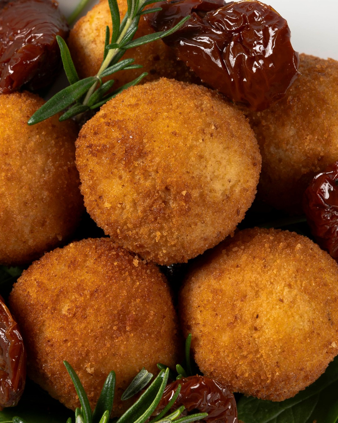 April’s here… and the table changes.
Cooler nights.
Slower dinners.
Food that feels like home.
Golden arancini, sun-dried tomato & rosemary…
made for evenings that ask you to stay a little longer.
Autumn starts here 🍂
#AutumnEating
#MadeToShare
#ComfortFoodAU
#GlutenFreeAustralia
#FoodFeelsLikeHome