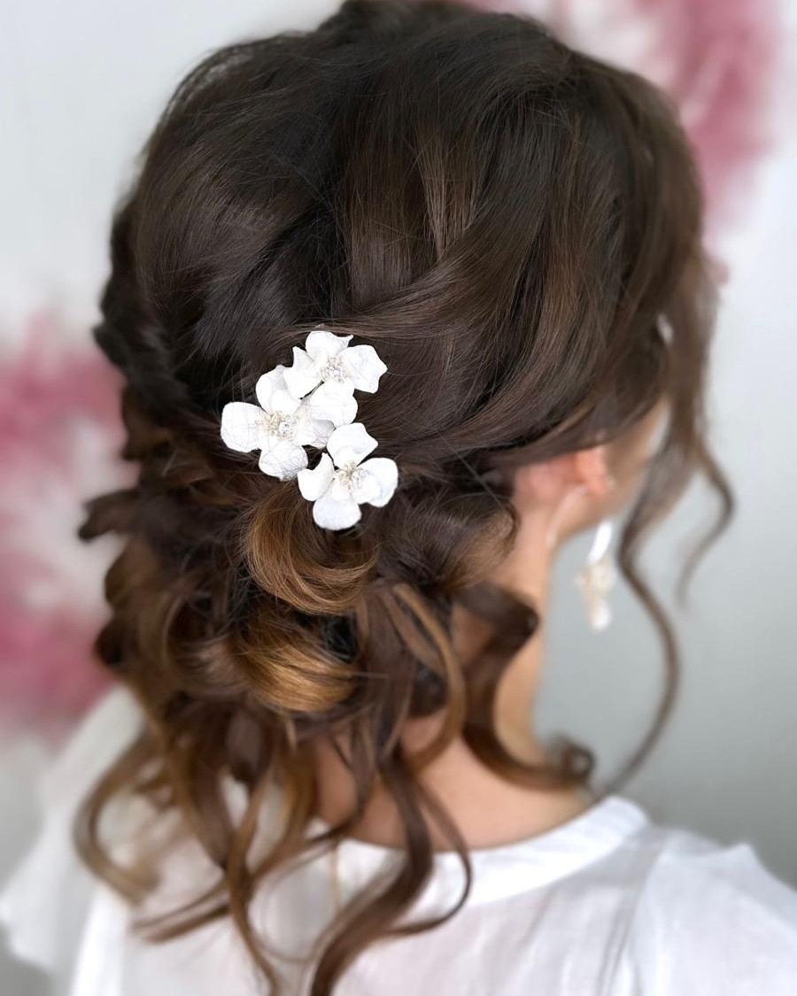 Dieser Look ist der Beweis, dass Hochsteckfrisuren nicht streng sein müssen. Locker gesteckt, mit Bewegung in den Längen und bewusst nicht „perfekt“.
💡 Was den Unterschied macht:
Die Kombination aus Struktur im Haar und gezieltem Herausarbeiten einzelner Strähnen sorgt dafür, dass der Look leicht wirkt und trotzdem den ganzen Tag hält.
Perfekt für:
• Hochzeiten
• Events
• oder einfach, wenn du dich ein bisschen extra fühlen willst
Hair that moves. Not freezes.
📍Black & White Hairstyling Zürich
💻 Termine online buchen
#blackandwhitezurich