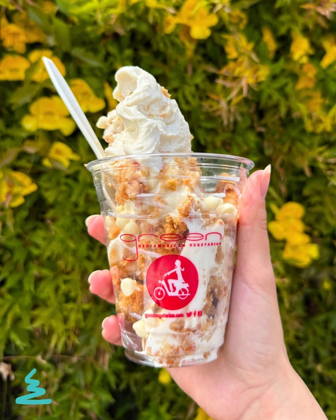 🥕 The Funny Bunny🥕
Happening NOW at #namivegansweets & #greentempe
tSoft tServe with house made carrot cake, house cream cheeze frosting, and white chocolate chips!
This classic is sure to hit your sweet spot.
🐇
#alwaysvegan #phxvegan