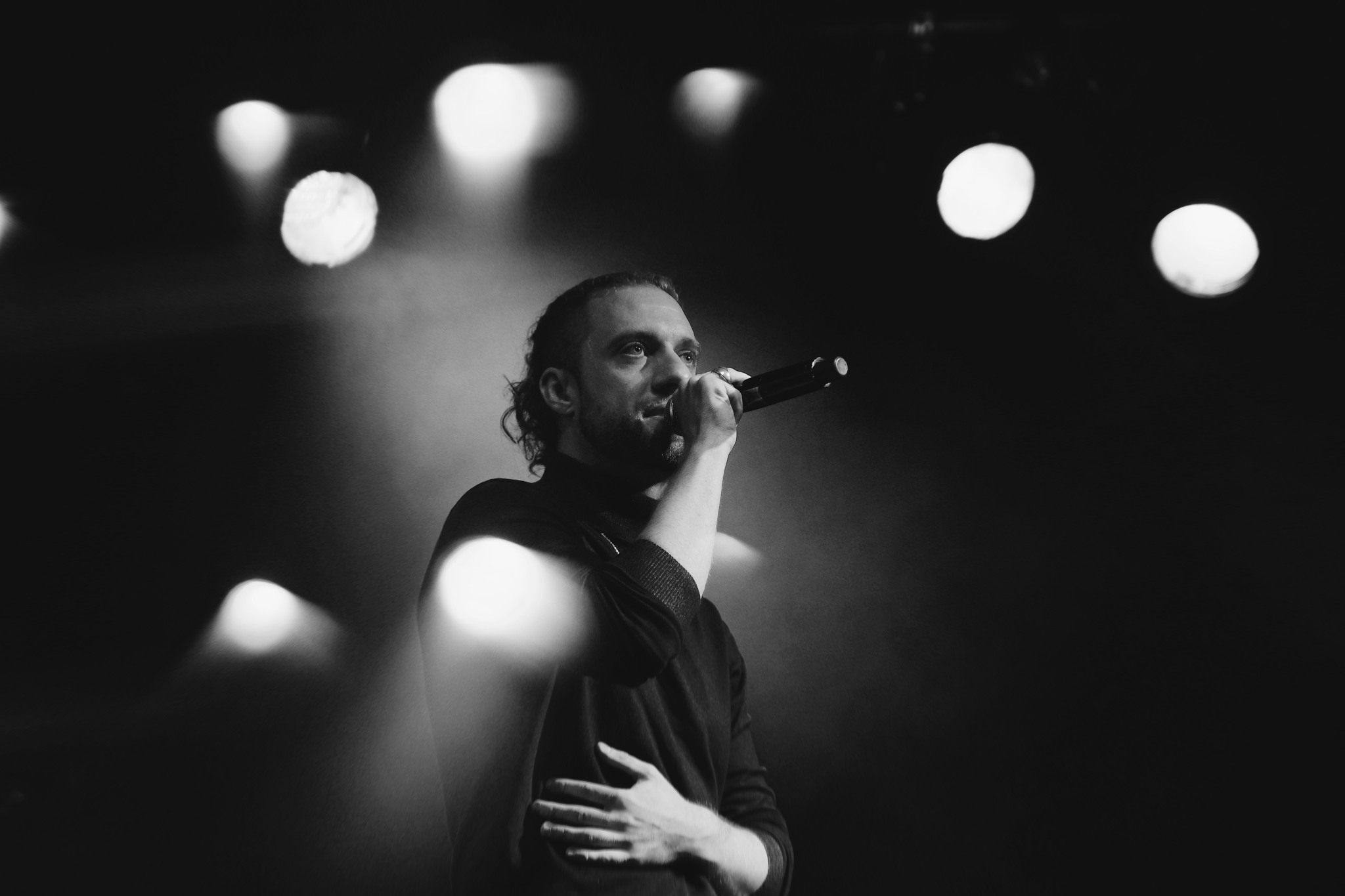 Ce vendredi 3 avril, @eenzel_ sera sur scène en première partie de Oxmo Puccino à la Salle Capranie d'Ondres ! 🎤
C’est un artiste à découvrir en live… il a un univers bien à lui, des textes qui touchent et une vraie présence sur scène. C’est typiquement le genre d’artiste qu’on découvre au début d’un concert et qu’on garde en tête après.
📍 Rendez-vous demain soir dès 20h à Ondres
#eenzel #artiste #concert #musique #ondres