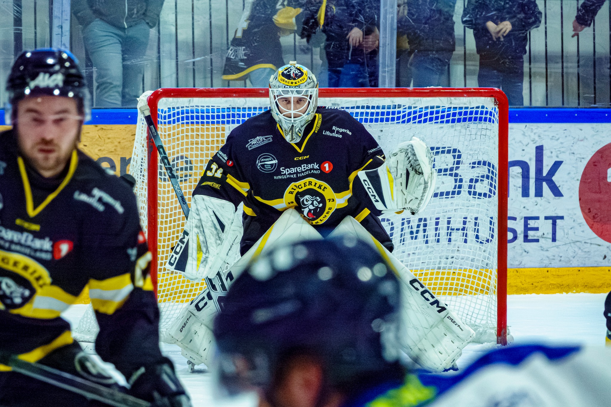 Fra EHL-benken til vegg i HockeyLiga1! 🧱 Jens Hoekstra (22) forlot @stavangeroilers på julaften for å jakte spilletid i @ringerike_panthers. Nå storspiller han i sluttspillet og har ett klart mål for øyet: Opprykk til EHL! 🚨
Ringerike-trener Niklas Andresen hyller unggutten for en ekstrem treningskultur, og kaller ham et skoleeksempel på hvor viktig kamptrening er for å ta det neste steget.
Sjekk ut hele saken om Hoekstras suksess på Hockey4You.no! Lenke i bio. 🏒
#2hockey #hockey4you #norskishockey #norskhockey #hockeyliga1