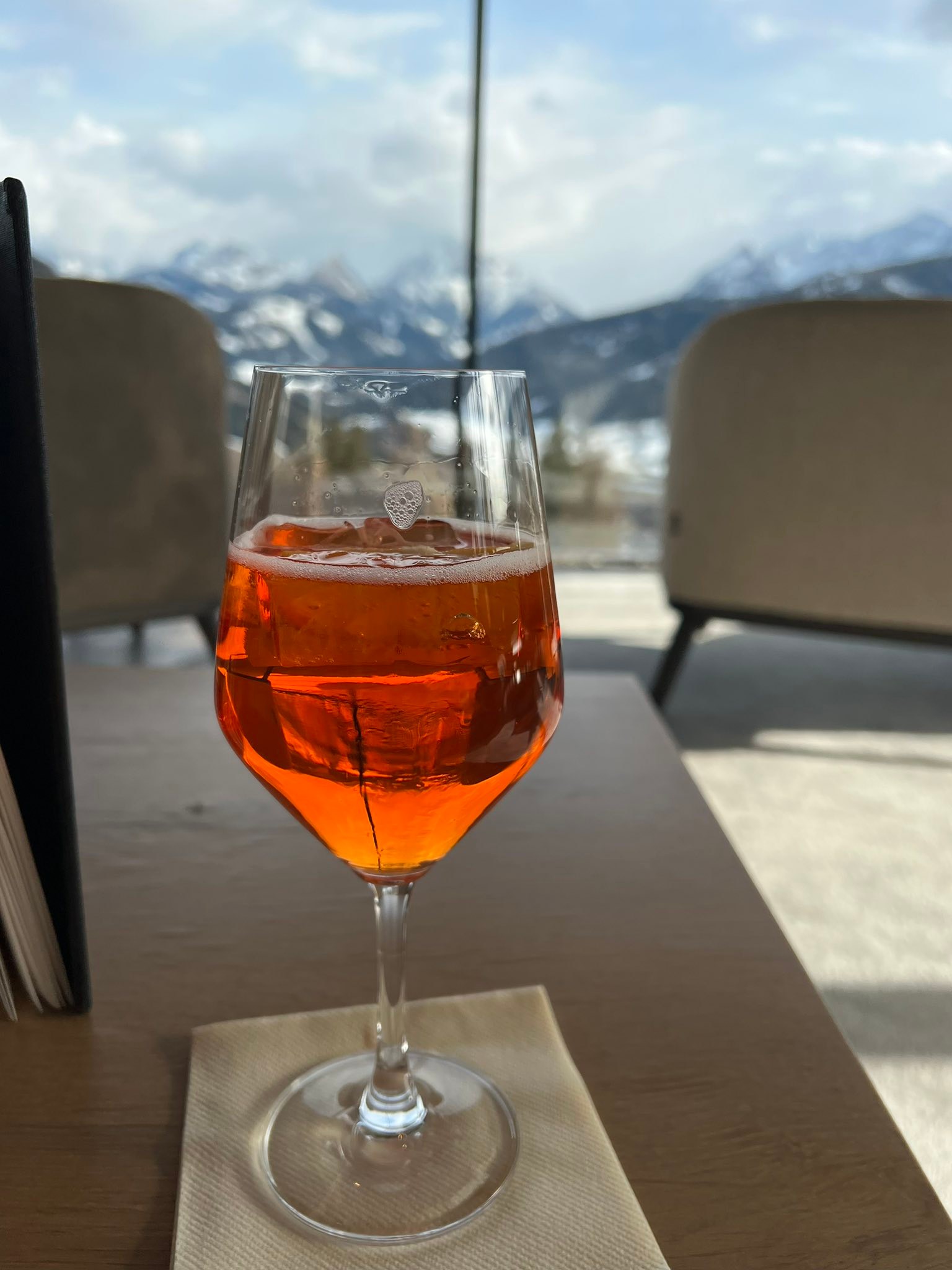 a moment to myself… a wonderful way to end the day.🇮🇹🏔️ #aperitivo #wanderdestination #dolimiti #aperolspritz #sauvignon #PotatoChips #italia