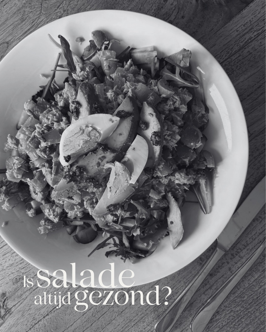 Een salade wordt vaak automatisch gezien als een gezonde keuze, maar dat hangt volledig af van wat er op je bord ligt.
Vaak bestaat dit uit wat sla, croutons en een flinke hoeveelheid dressing dat vaak weinig eiwitten en vezels bevat. Daardoor verzadigt zo’n maaltijd minder goed en heb je na een uur alweer trek.
Een voedzame salade heeft juist een andere opbouw. Denk bijvoorbeeld aan:
🥬 Goede basis van groenten
🍗 Bron van eiwitten zoals kip, ei, tofu of vis
🥑 Gezonde vetten uit bijvoorbeeld avocado, noten of olijfolie
🥔 Eventueel wat koolhydraten zoals quinoa, aardappel of volkoren granen
Door die combinatie wordt je maaltijd beter verteerd, blijf je langer verzadigd en krijgt je lichaam meer voedingsstoffen binnen. Een salade kan dus absoluut een gezonde keuze zijn, maar uiteindelijk draait het niet alleen om dat je een salade eet, maar vooral hoe je hem samenstelt.
Binnenkort deel ik een paar van mijn makkelijke recepten! 😊