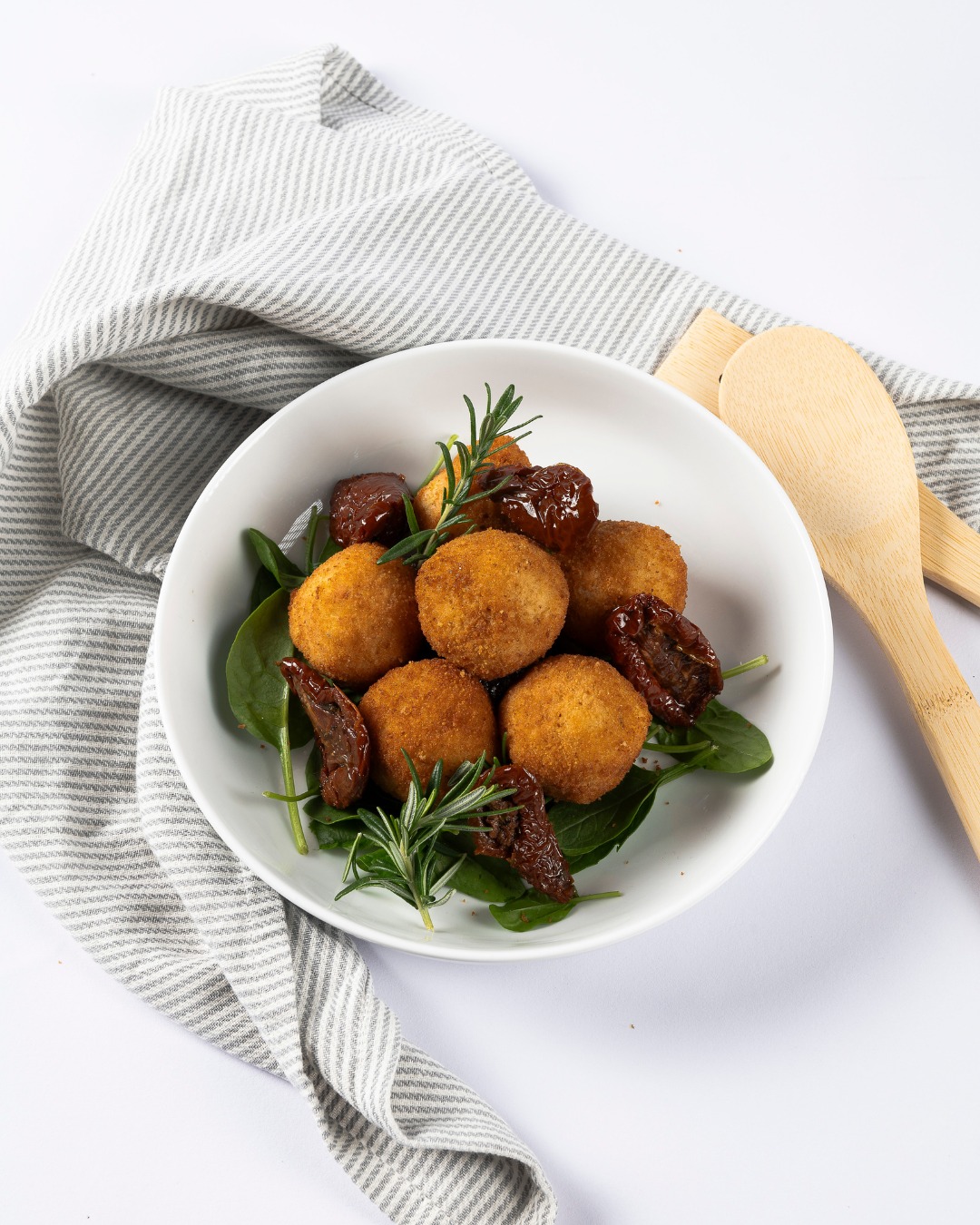 Not fancy. Just real.
Sun-dried tomato. Rosemary.
Simple things done properly.
The kind of food you put in the middle of the table…
and suddenly everyone stays a little longer.
This is what sharing tastes like 🍽️
#MadeToShare
#FamilyTable
#GlutenFreeAustralia
#PerthFoodies
#ItalianComfortFood