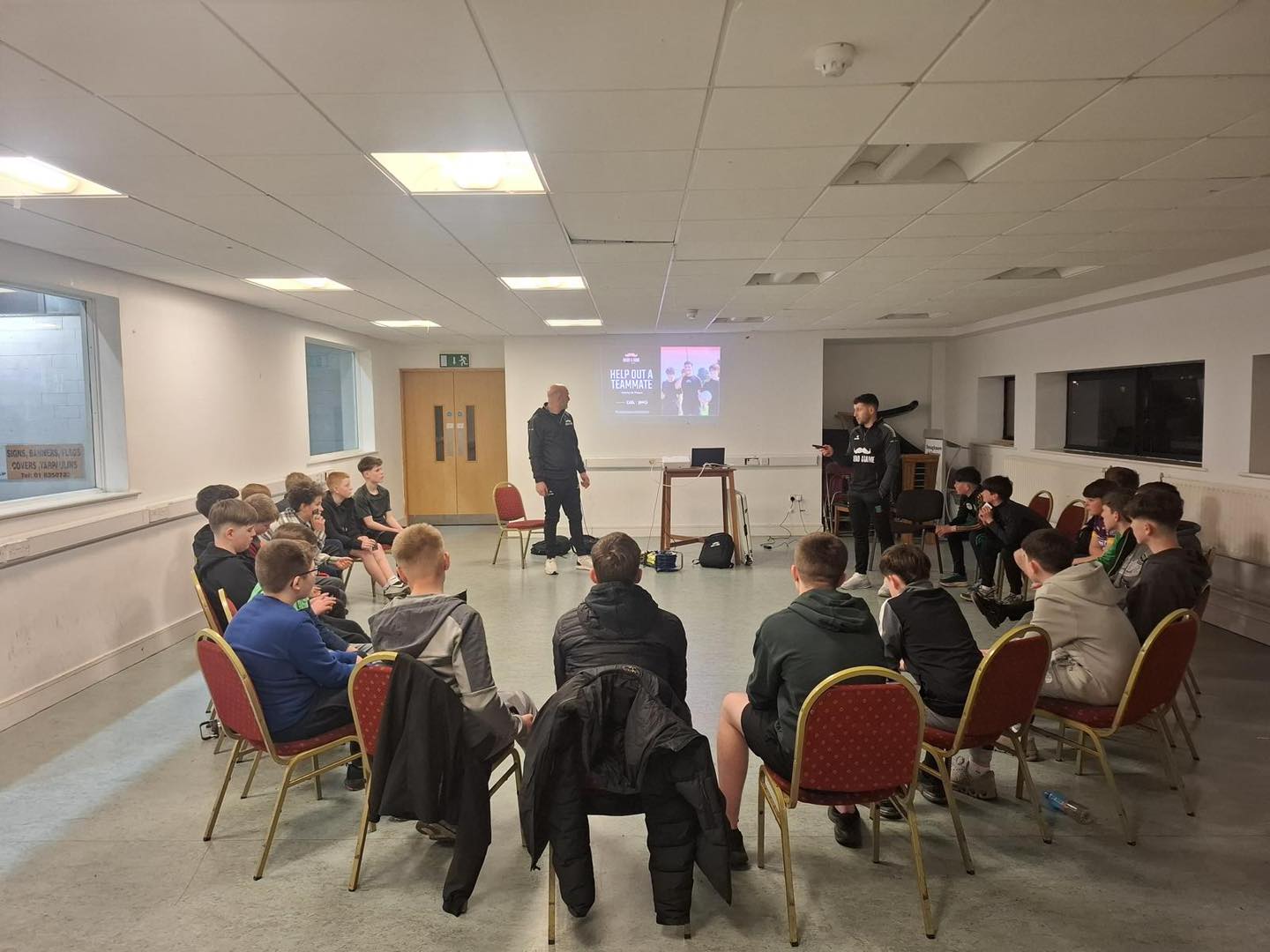 Oiche Dé Luain our Healthy Club team, in conjunction with GAA X GPA Movember Ahead of the Game, facilitated two Mental Health Literacy workshops for our U14 boys team and their parents.
Míle buíochas le Damien Sheridan, Meath GAA and Ciarán Murtagh, Roscommon GAA for delivering the workshops.
Two thoroughly enjoyable sessions with thought provoking conversations, education on early detection and guidance on how to support each other through mental health difficulties. They reminded us of the importance of talking and listening to our team mates. A truly worthwhile health initiative.