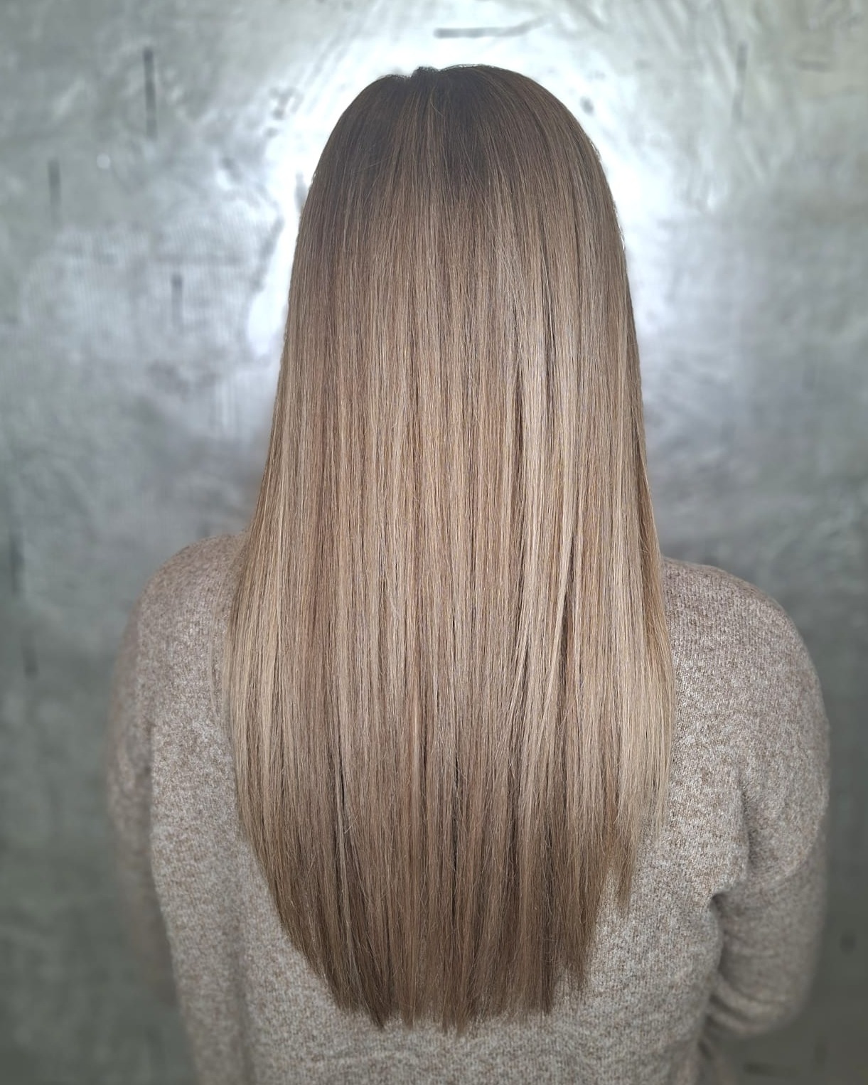 Not just highlights. It’s placement.
Dieser Look von Lara kombiniert Highlights und Lowlights so, dass Tiefe und Helligkeit perfekt ausbalanciert sind. Kein flaches Blond, sondern ein Farbspiel, das sich mit jeder Bewegung verändert.
💡 Warum Lowlights so wichtig sind:
Viele wollen heller werden, vergessen aber, dass erst dunklere Nuancen für Kontrast sorgen. Genau dieser Mix macht das Haar voller, natürlicher und langlebiger.
Das Ergebnis: mehr Dimension, weniger „Überfärbung“, ein Look, der auch Wochen später noch gut aussieht.
Color done right.
📍Black & White Hairstyling Zürich
💻 Online buchen
#balayagezurich #blackandwhitezurich