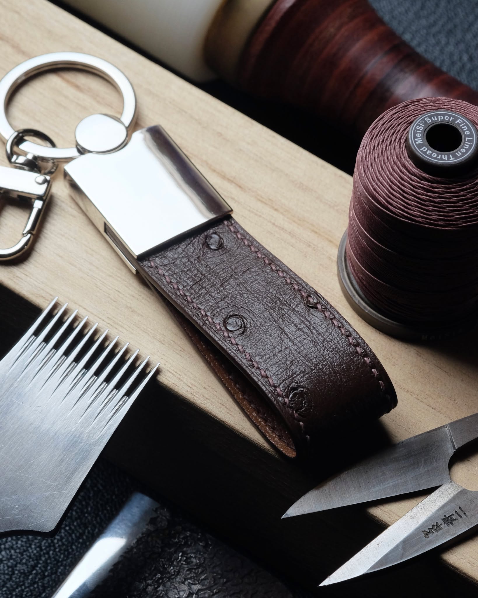 🇧🇪🖐🏻 Handmade in Belgium
•
Porte-clés entièrement fait main et cousu main en cuir d’autruche chocolat, doublure en cuir de chèvre gold, fil de lin chocolat, peinture des bords dark brown et option mousqueton.
•
#atelierdecoster #decoster #artisan #handmade #handstiched #handmadeinbelgium #madeinbelgium
•
#handmadekeyring #bespokekeyring #customkeyring #handmadeleatherkeyring
•
#ostrichleather #ostrichleatherkeyring #ostrichkeyring