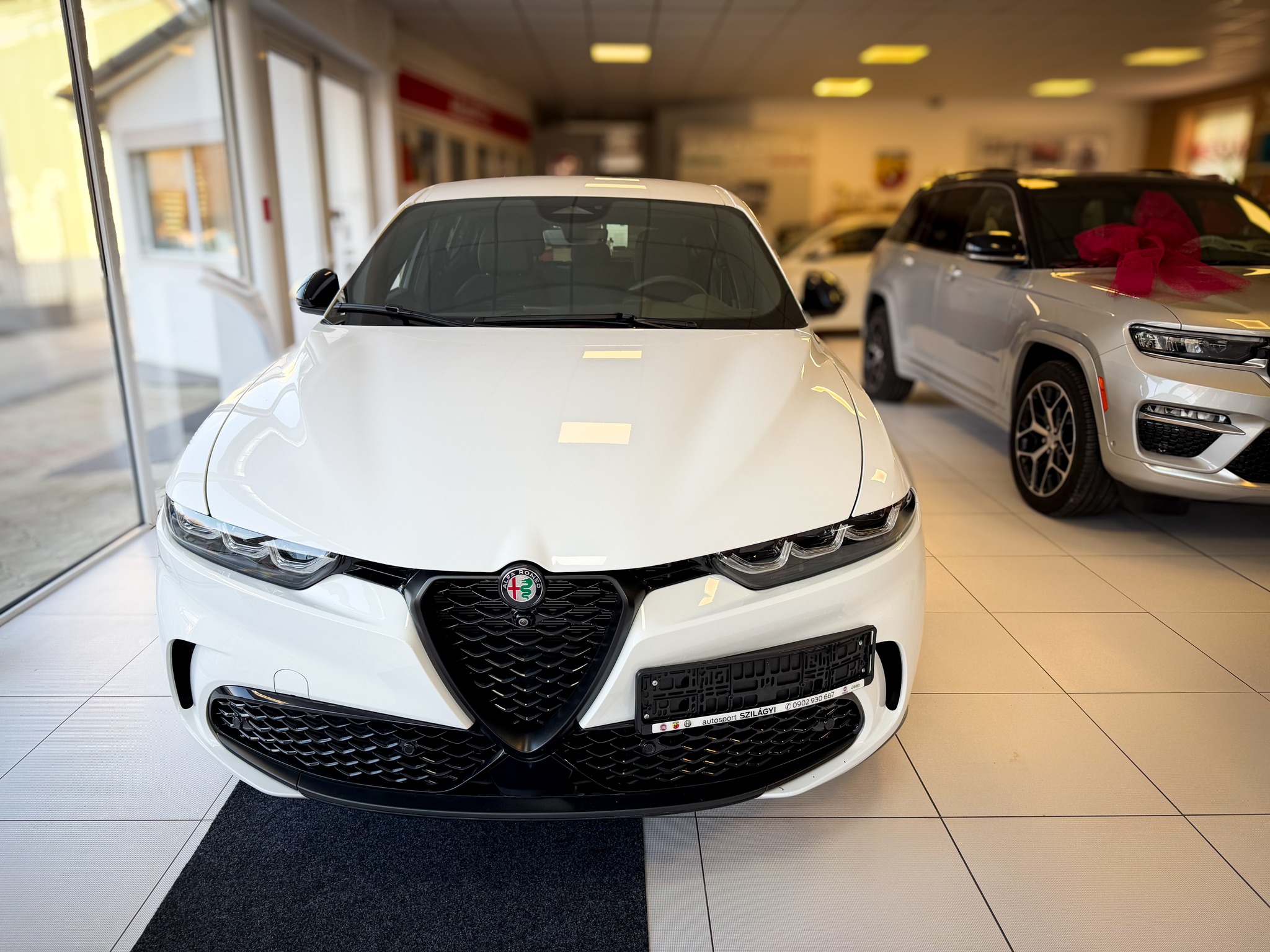 🚨 Talianska vášeň s neodolateľnou zľavou 10 000 €! 🚨
V Autosport Szilágyi pre vás máme pripravenú úplne novú Alfu Romeo Tonale 1.5 mHEV Sprint Plus v elegantnej bielej farbe. 🍀🐍 Toto je čistá emócia na kolesách. A to najlepšie? Cenu sme z pôvodných 41 890 € zrazili na neuveriteľných 31 890 €! 🔥
⚡️ Svižný výkon: 160 koní (118 kW) pod kapotou, 7-stupňový automat a Mild-Hybrid technológia. Auto je úplne nové (ročník 2026), na budíkoch svieti len 5 km!
❄️ Paket WINTER: Ranné mrazy vás nezaskočia. Užite si vyhrievané predné sedadlá, vyhrievaný kožený športový volant aj vyhrievané trysky ostrekovačov.
🤖 Paket TECHNO: 360° kamera, aktívny jazdný asistent, monitoring mŕtveho uhla a bezdotykové elektrické otváranie kufra urobia z každého parkovania hračku.
💡 Technológie a štýl: Ikonické Full-LED Matrix svetlomety, 18" zliatinové disky, 10,25" dotyková navigácia s bezdrôtovým Apple CarPlay / Android Auto a kompletný balík bezpečnostných asistentov.
Zabudnite na nudu za volantom a objavte, čo znamená Cuore Sportivo. Príďte si ju pozrieť naživo k nám do Autosport Szilágyi, sadnite si dovnútra a zažite ju na vlastnej koži. 🏁
#AutosportSzilagyi #AlfaRomeo #AlfaRomeoTonale #Tonale #NoveAuto #SUV #Zlava #CuoreSportivo #PredajVozidiel
