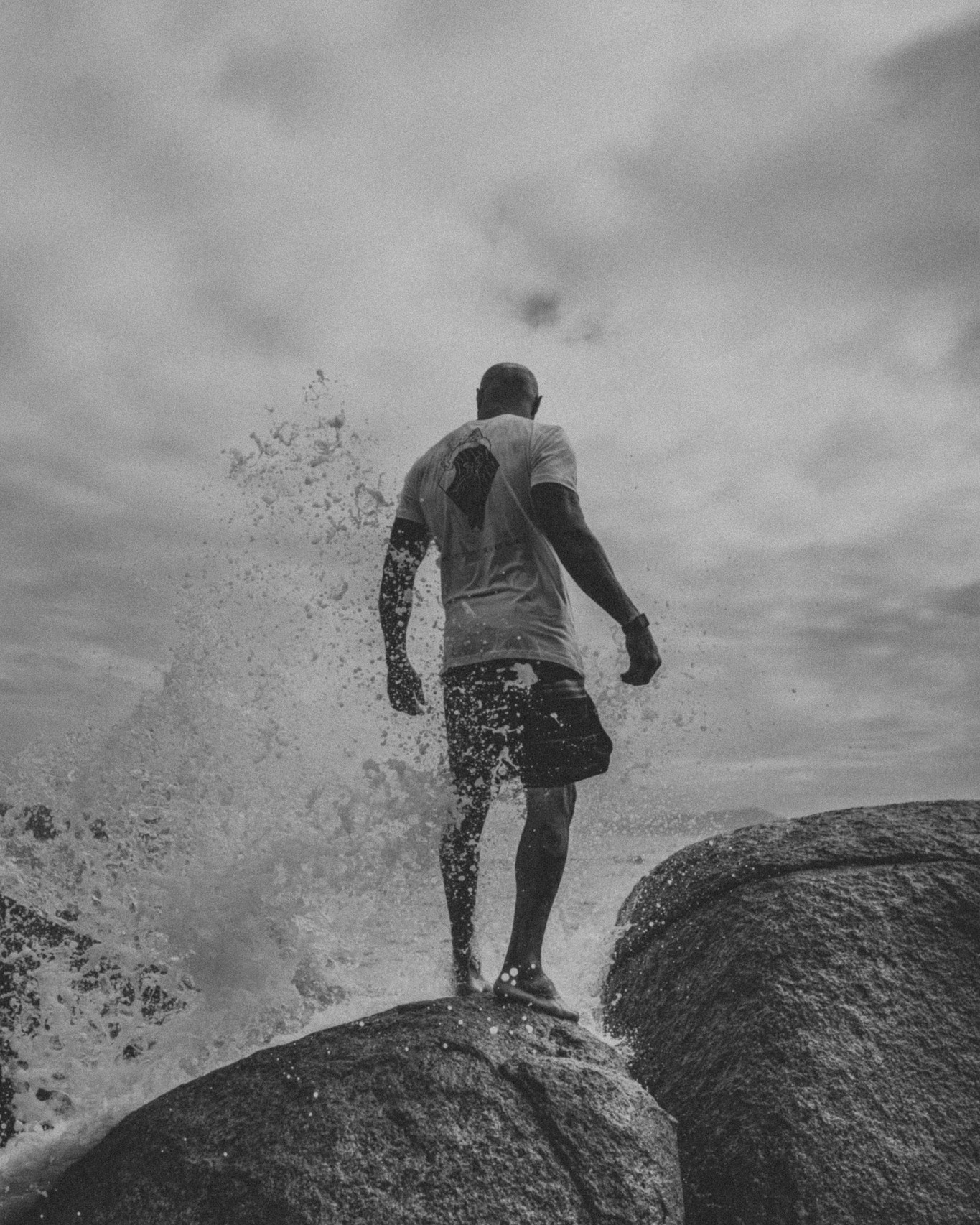 🌄 A data de hoje é sobre travessias. É o lembrete anual de que a gente precisa pausar a rotina, trocar o asfalto pela natureza e deixar o vento levar o que já não serve mais. O verdadeiro renascimento acontece quando a gente se perde em uma trilha nova para se reencontrar com o que é essencial. Que hoje a sua única busca seja por uma vista que te faça sentir vivo, com sentimento de ESTÁ VALENDO A PENA! 🌊🌿
📸 @rafael_fontana / @aledalua _ floripa19