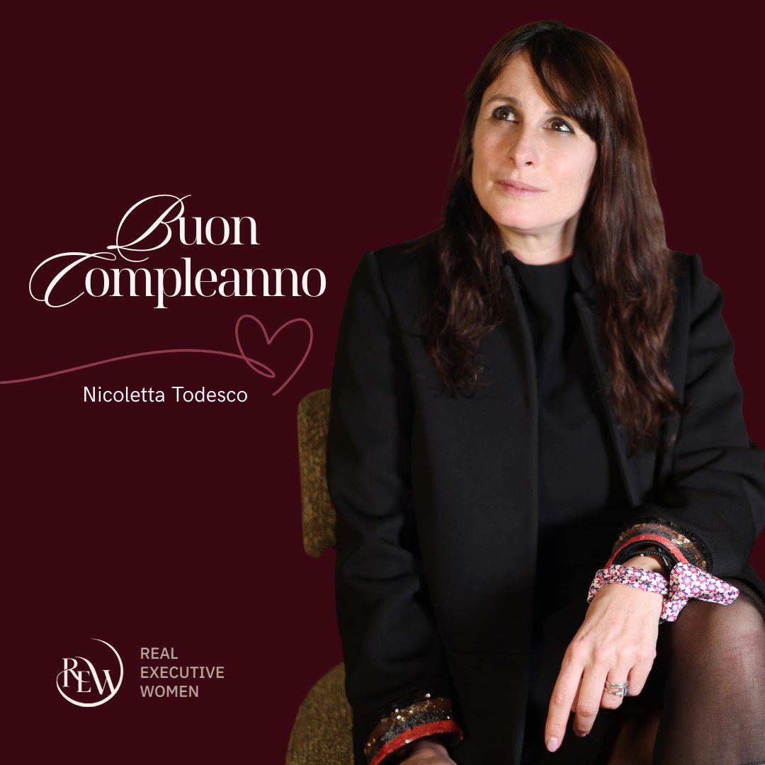 Ci sono persone che, nel tempo, diventano un punto di riferimento, non solo per ciò che fanno, ma per come lo fanno.
Oggi festeggiamo Nicoletta Todesco, socia REW da molti anni, formatrice, imprenditrice e relatrice internazionale, ma soprattutto una presenza costante, capace di guidare e accompagnare con profondità e visione.
Il suo motto è chiaro:
“Trasforma il tuo presente per creare il tuo futuro.”
Ed è esattamente ciò che porta ogni volta in REW: uno sguardo che apre possibilità, che invita a fermarsi, riflettere e ripartire con maggiore consapevolezza.
Grazie Nicoletta per essere per tutte noi una mentore e una visione diversa al mondo che ci circonda.
Buon compleanno ❤