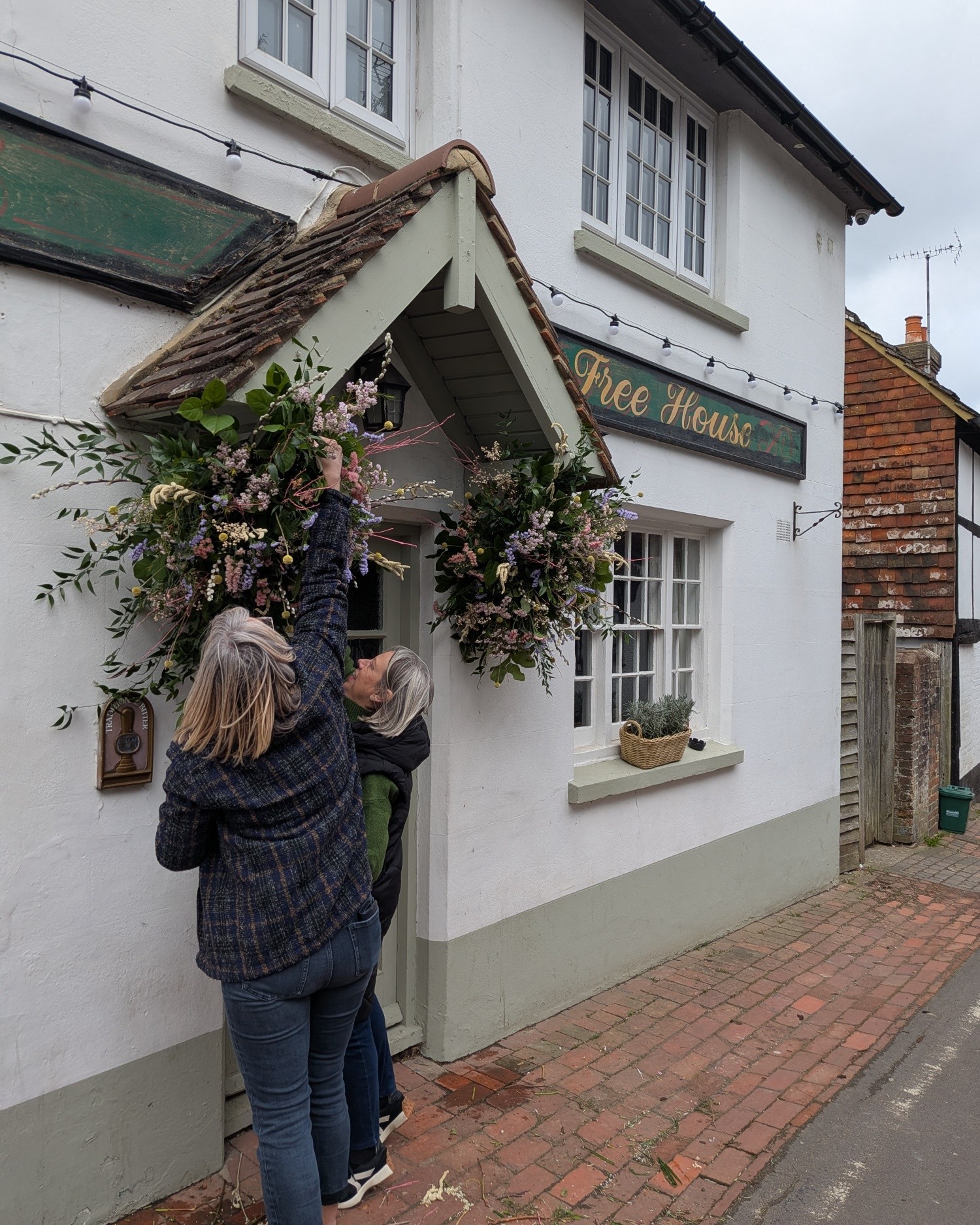 Thanks again to the wonderful Sam Green and her team at The Crazy Daisy Company for making the front of The Eight Bells beautiful again 💐
Easter has arrived 🍻 hope to see you soon 💕
#crazydaisycompany #supportlocal #publifr #floristry #easter