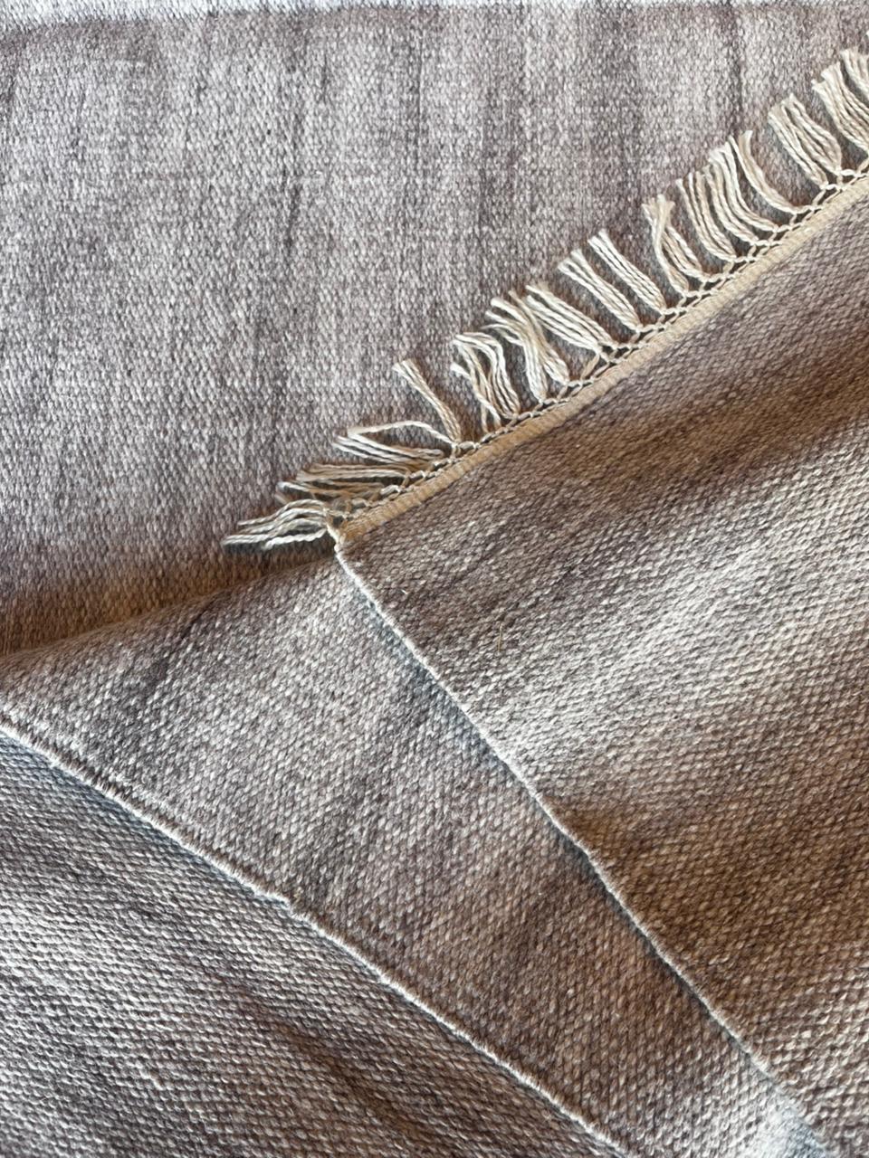 O Tapete Kilim Light Grey traz a essência do minimalismo com um toque de sofisticação natural. Sua trama leve e artesanal garante resistência e praticidade, enquanto o tom cinza claro cria uma base neutra, elegante e atemporal.
Consulte mais sobre o modelo visitando nossas lojas.
📍Rua Henrique Schaumann, 498 - Pinheiros | SP
São Paulo: (11)93044-1854
Caxias do Sul: (54) 3027-1234
.
.
.
.
#kiantapetes #arqdecor #interiordesign #sofisticacao #personalidade #estilo #tapetesimportados #decoração #homedecor #homesweethome #designinterior #arqlovers #confort #casadecorada #DesignDeInteriores