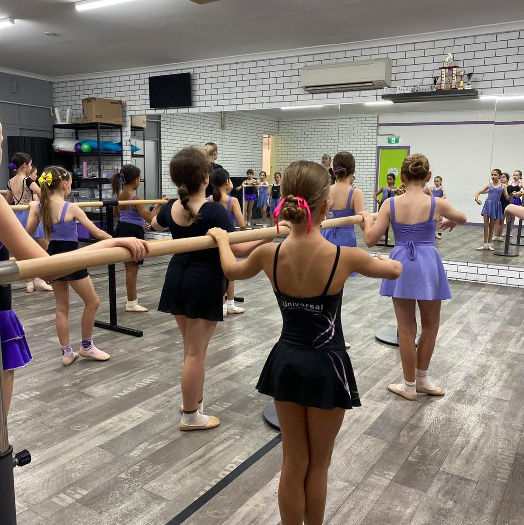 And just like that… Term 1 flew by! 🥹💖
What an amazing start to the year! ✨
Time to rest, reset, and enjoy some holiday fun 🌈☀️
See you next term 👋👀
#term1 #term1done #bringonterm2 #schoolholidays #schoolholidaysperth #southperth #dancefriends #dancefamily #universaldanceandperformance #como #perthdance #udp