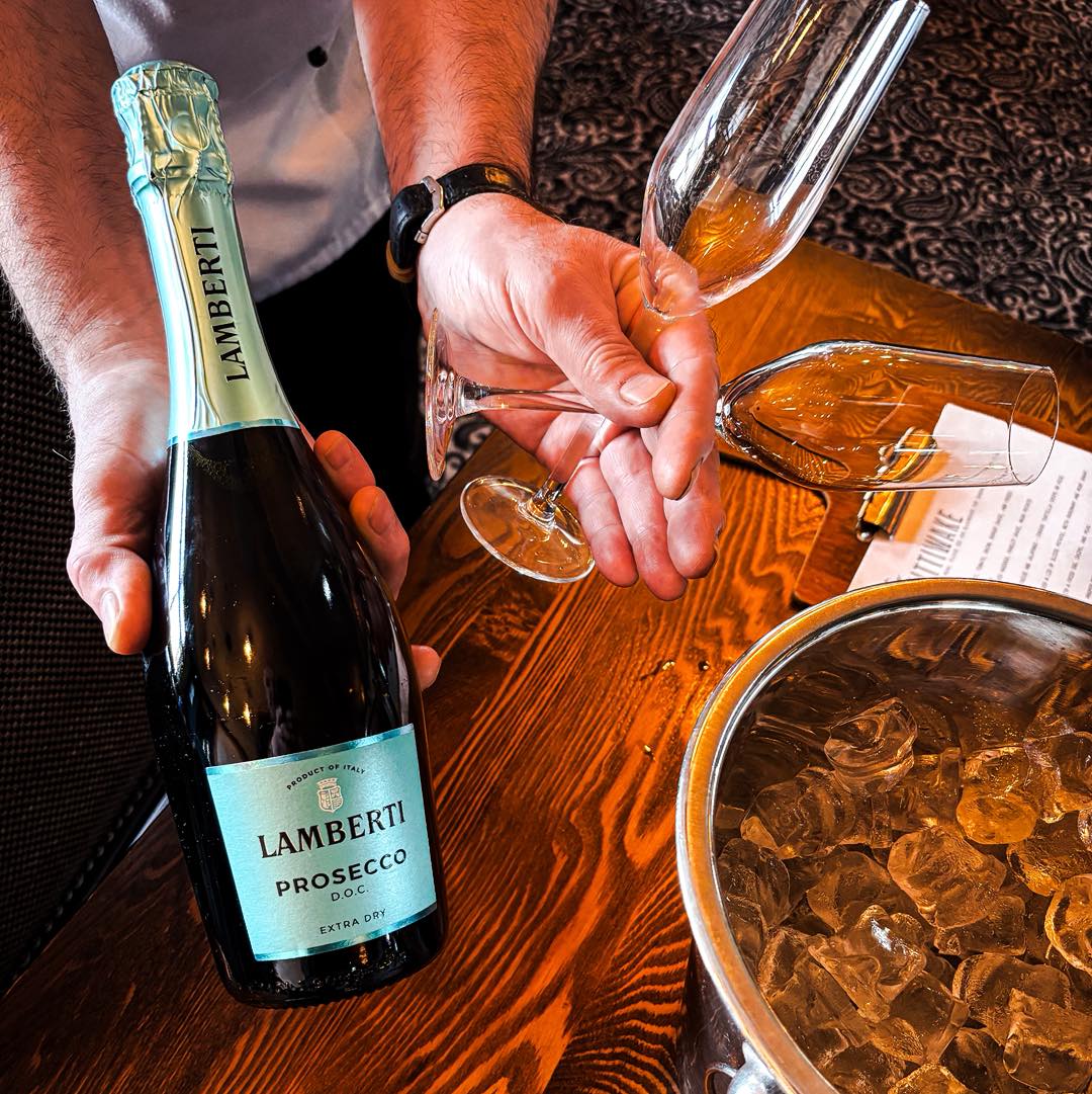 Fizz Fridays at the kitti 🥂
Great way to start the weekend! Just £18 a bottle of Prosecco from 5pm tonight.
#supportlocal #thekittiwake #fizzfridays🍾