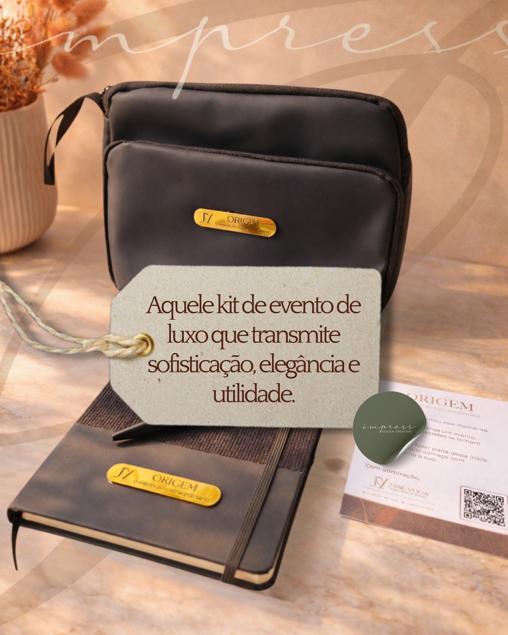 Kit de evento perfeito tem três coisas que precisam andar juntas: utilidade, elegância e identidade.
Utilidade porque cada item precisa ter vida depois do evento. Elegância porque o conjunto precisa comunicar cuidado antes mesmo de abrir. Identidade porque a marca aparece, mas de um jeito que a pessoa queira continuar usando no dia a dia.
Esse kit aqui une os três. Necessaire, caderno, caneta, panfleto com QR code, tudo dentro de uma caixinha que já entrega o tom antes de abrir.
Se você tem um evento chegando e quer montar algo assim, me chama e a gente conversa. 🤍