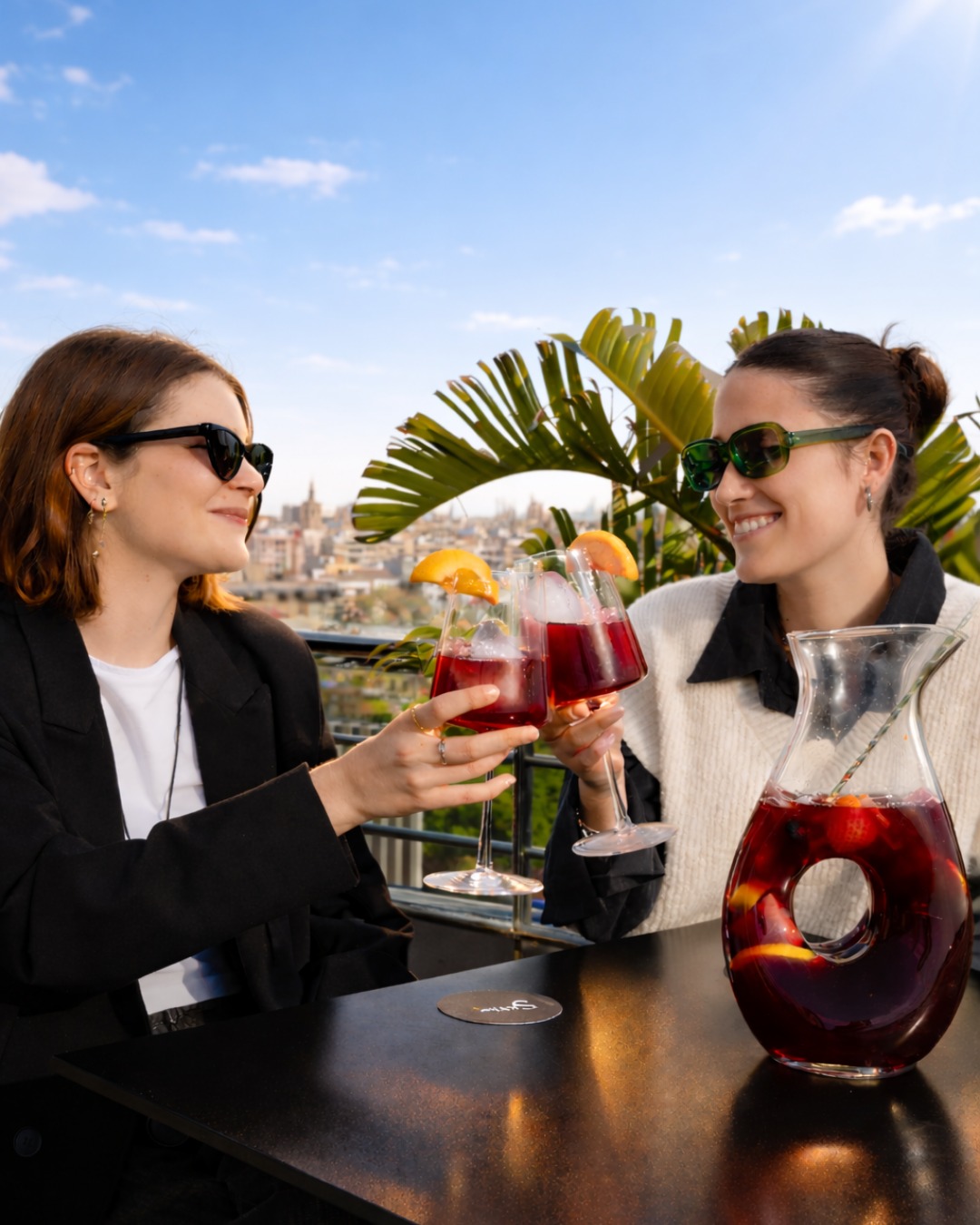 ¿Aún no conoces el nuevo rooftop de moda de Valencia?
Sol, vistas y momentos únicos en SkyBar 🥂
Pero no solo somos una terraza.
Aquí empiezan las mejores tardes… y acaban en noches inolvidables.
Y estás invitad@. ¿Te vienes? 😉
#skybarvalencia #novotelvalencia #rooftopvalencia #tardeovalencia #afterworkvalencia