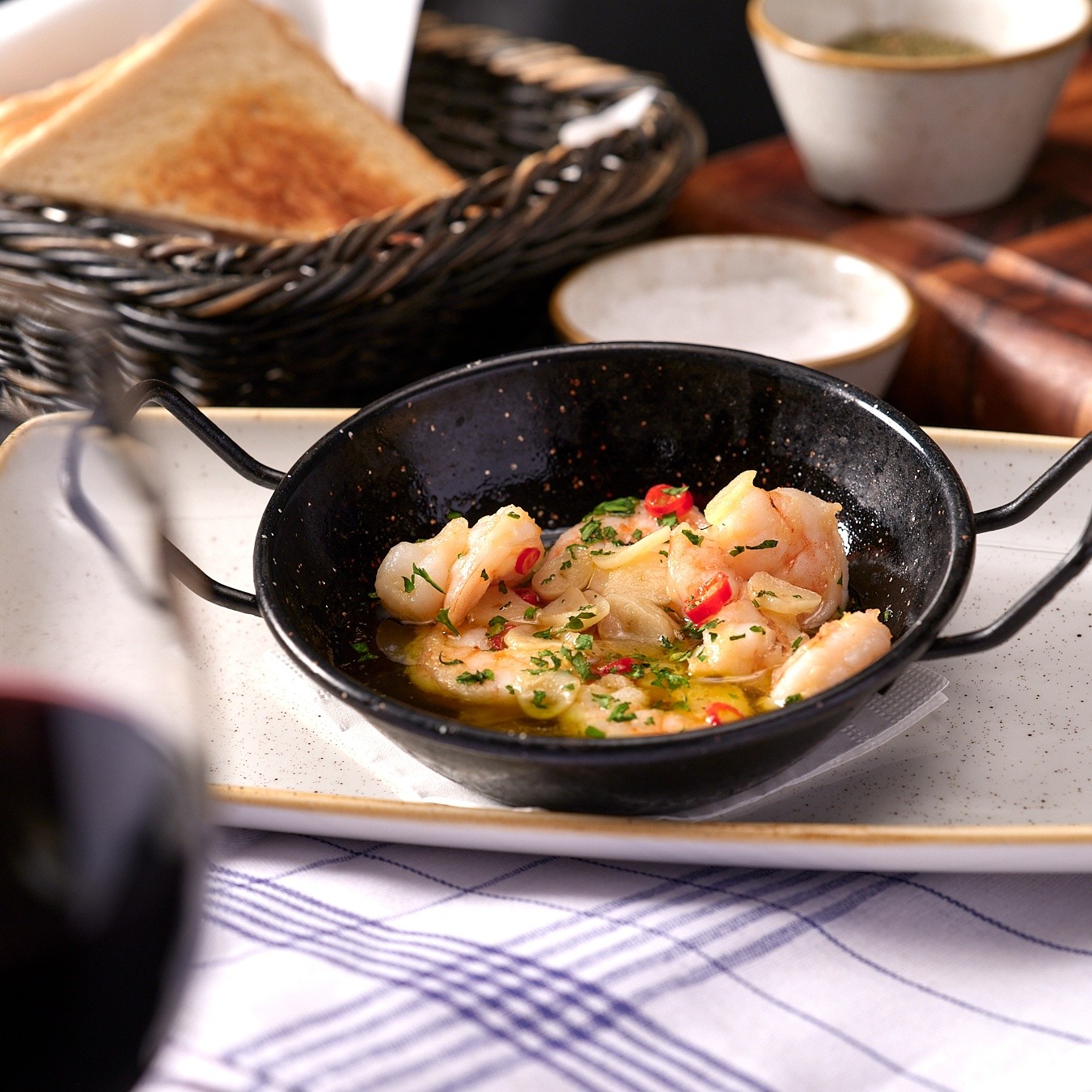 Egyszerű, de tökéletes. 🍤🔥
Szaftos garnéla, fokhagyma, chili és olivaolaj - egy klasszikus, ami sosem hibázik. Friss, intenzív ízek, amit egy falat kenyérrel kötelező kitunkolni.
Ha garnéla Budapest, seafood étterem, fokhagymás garnéla, előétel ötlet és gasztro élmény – akkor ez a szint.
@lehoczkistudio
#shrimp #garnela #seafood #garlicshrimp #foodporn #gastrobudapest #előétel #seafoodlover